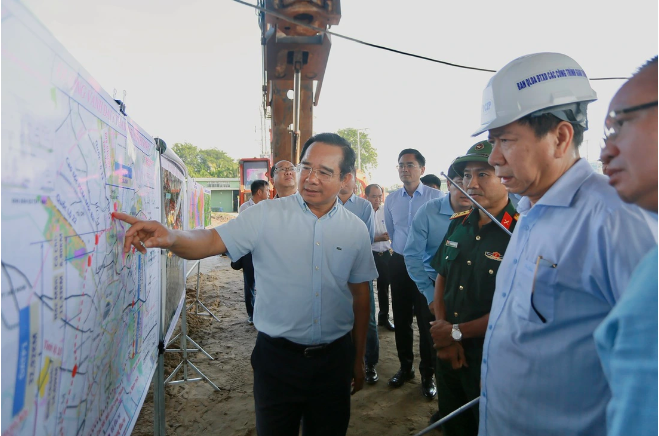 Chủ tịch UBND TP.HCM Nguyễn Văn Được thị sát tại Pg88vn.top độc quyền mỗi ngày Vành đai 3 (đoạn giáp huyện Củ Chi và tỉnh Bình Dương cũ).&nbsp;Ảnh: Châu Tuấn/Tuổi trẻ.