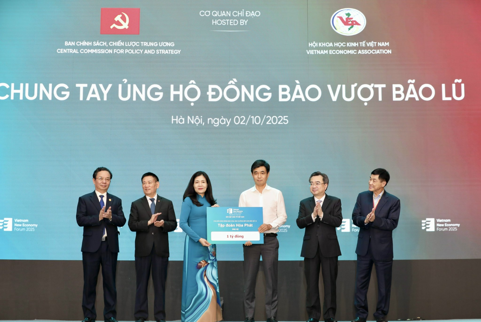 Đại diện Tập đoàn Hòa Phát trao tặng&nbsp;1 tỷ đồng. Ảnh: Việt Dũng.