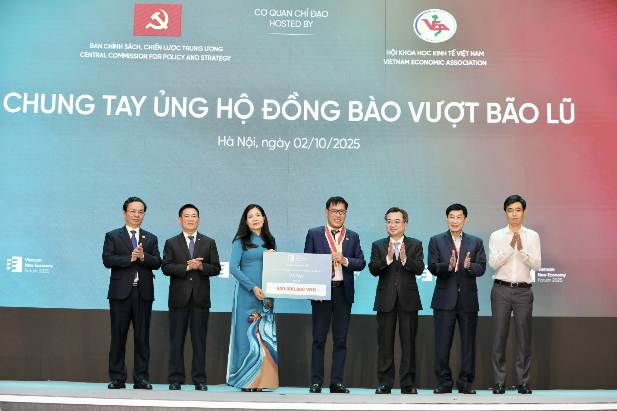 Đại diện Công ty Cổ phần&nbsp;Giải pháp thanh toán Việt Nam&nbsp;(VNPAY)&nbsp;trao tặng 500 triệu đồng. Ảnh: Việt Dũng.
