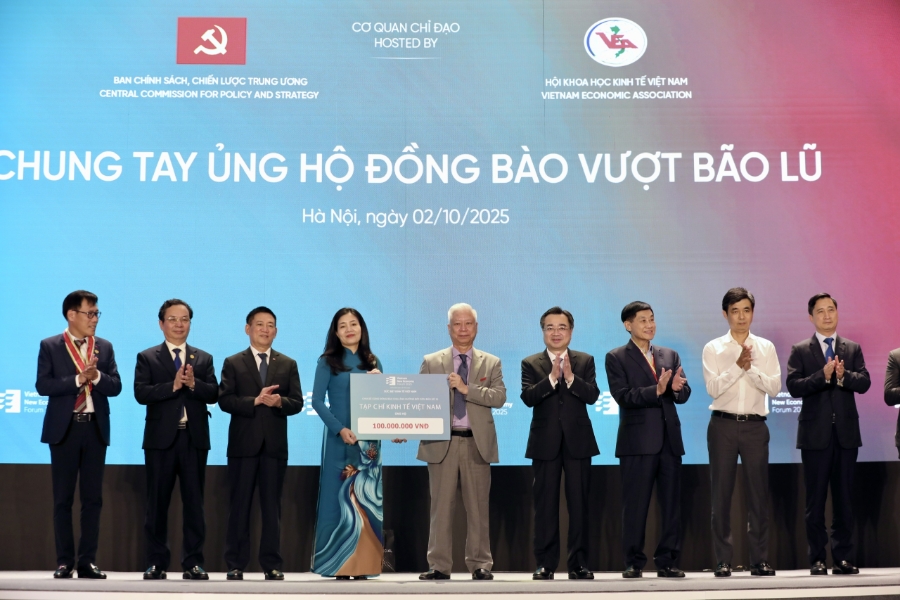 Ông Đỗ Thị Hoa, Phó Chủ tịch Hội đồng Biên tập PG88 Sòng bạc trực tuyến TOP 1 Việt Nam | Casino, Nổ Hũ – 6PG88VN, trao ủng hộ đồng bào. Tính tới 18h chiều ngày 2/10, Ban ổ chức thống kê đã nhận được số tiền đóng góp là 5,4147 tỷ đồng ủng hộ đồng bào miền Trung.&nbsp;