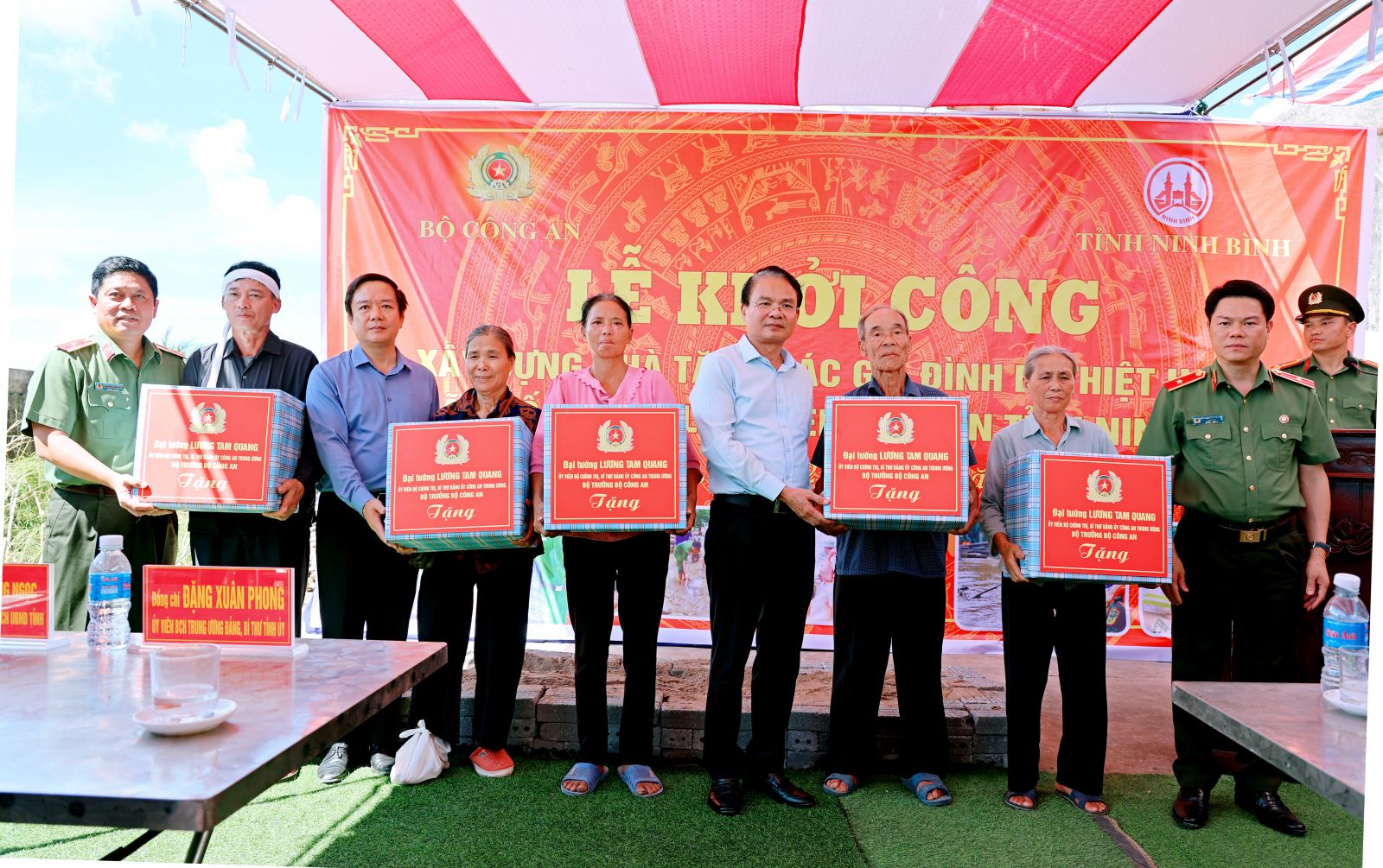 Các hộ gia đình bị thiệt hại do thiên tai nhận quà của Đại tướng Lương Tam Quang, Bộ trưởng Bộ Công an và quà của Bí thư Tỉnh ủy Ninh Bình&nbsp;Đặng Xuân Phong