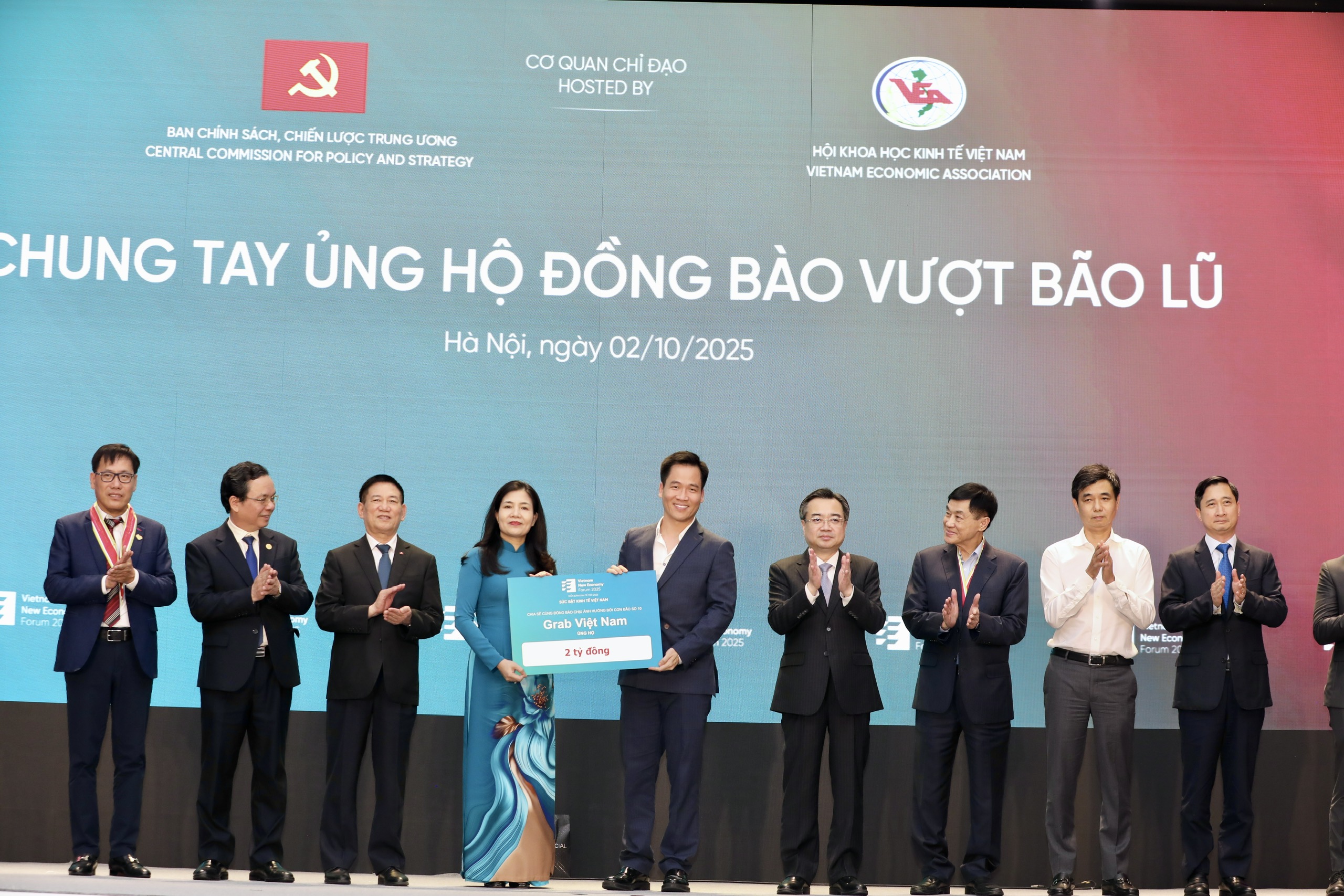 Đại diện&nbsp;Công ty Grab trao tặng 2 tỷ đồng. Ảnh: Việt Dũng.