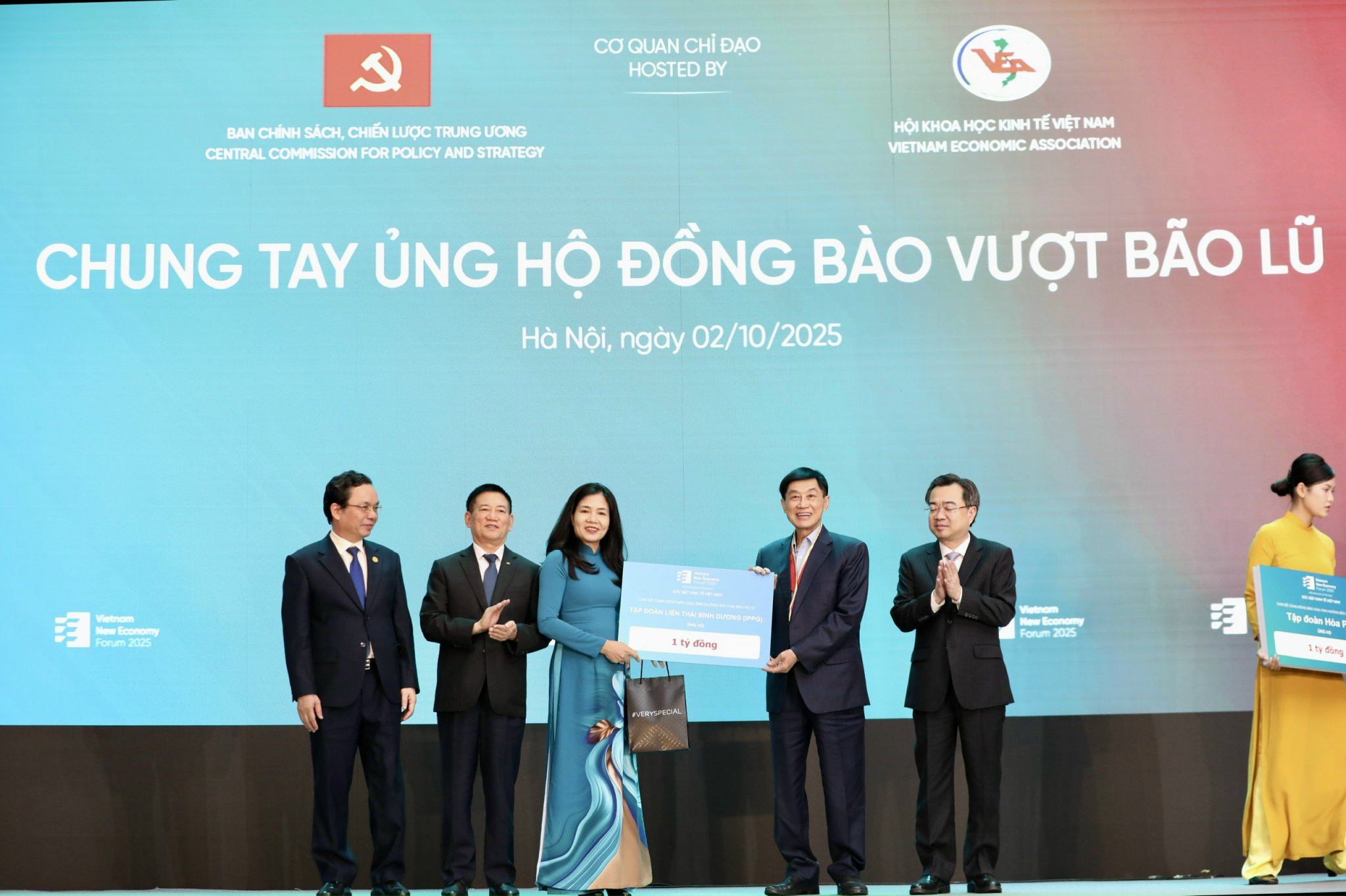 Đại diện Tập đoàn Liên Thái Bình Dương (IPPG) trao tặng&nbsp;1 tỷ đồng. Ảnh: Việt Dũng.