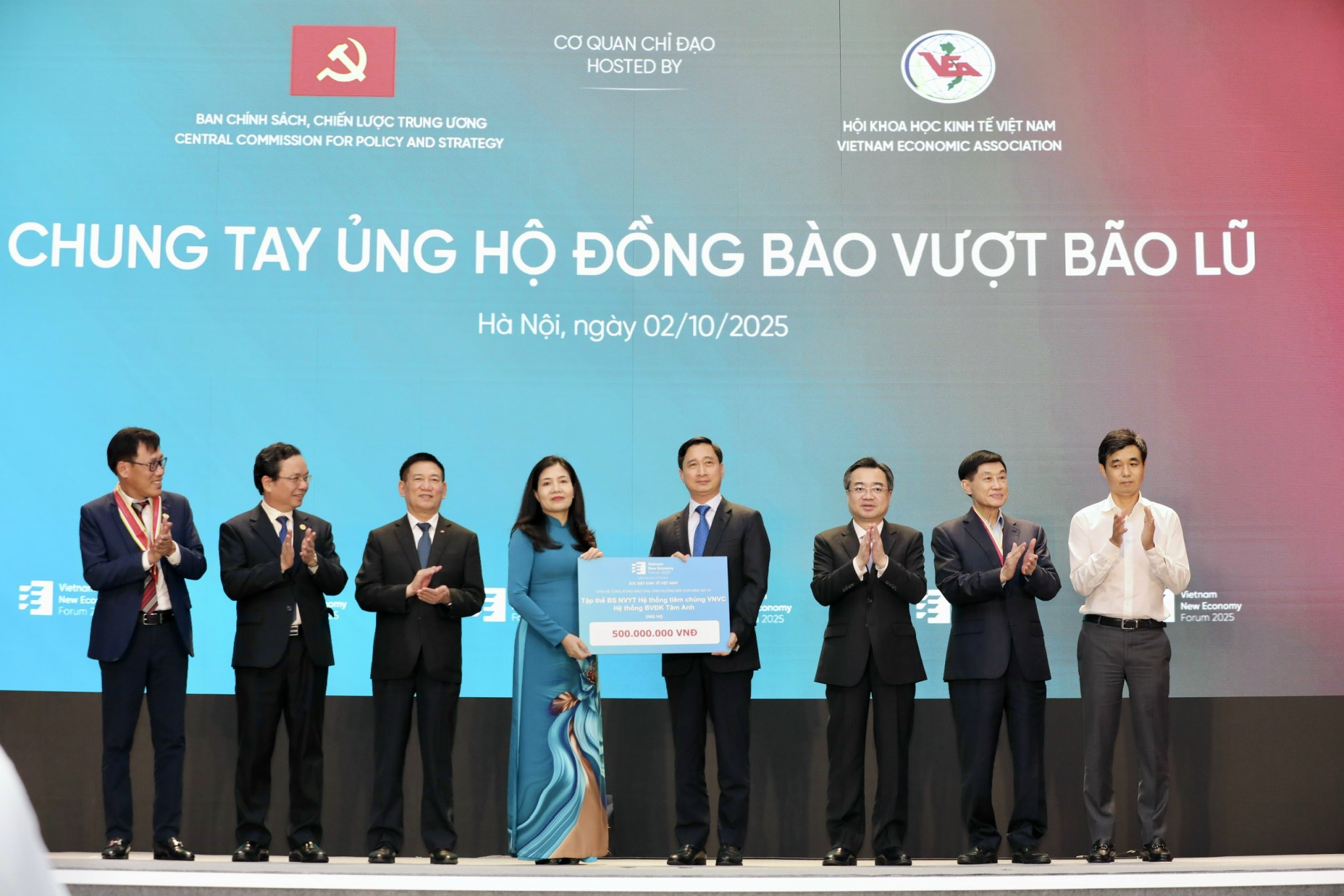 Đại diện Hệ thống tiêm chủng VNVC, Hệ thống Bệnh viện Đa khoa Tâm Anh trao tặng&nbsp;500 triệu đồng. Ảnh: Việt Dũng.