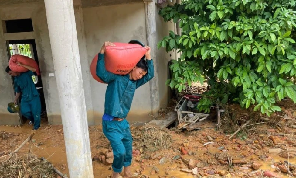 Lực lượng chức năng hỗ trợ Link Đăng Nhập PG88 Chính Thức 2026 di dời tài sản đến nơi an toàn.