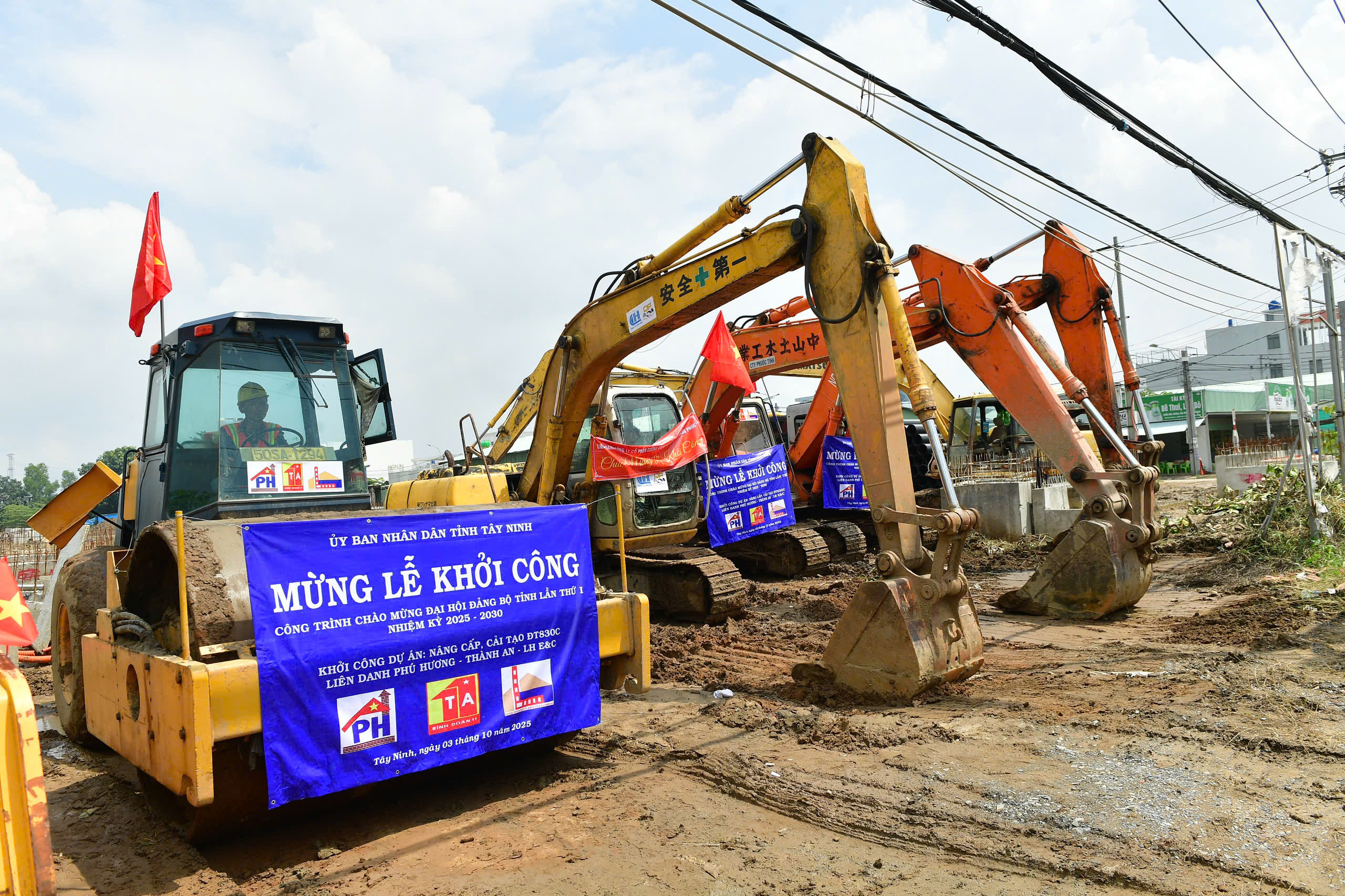 Lễ khởi công nâng cấp đường DT 830C.