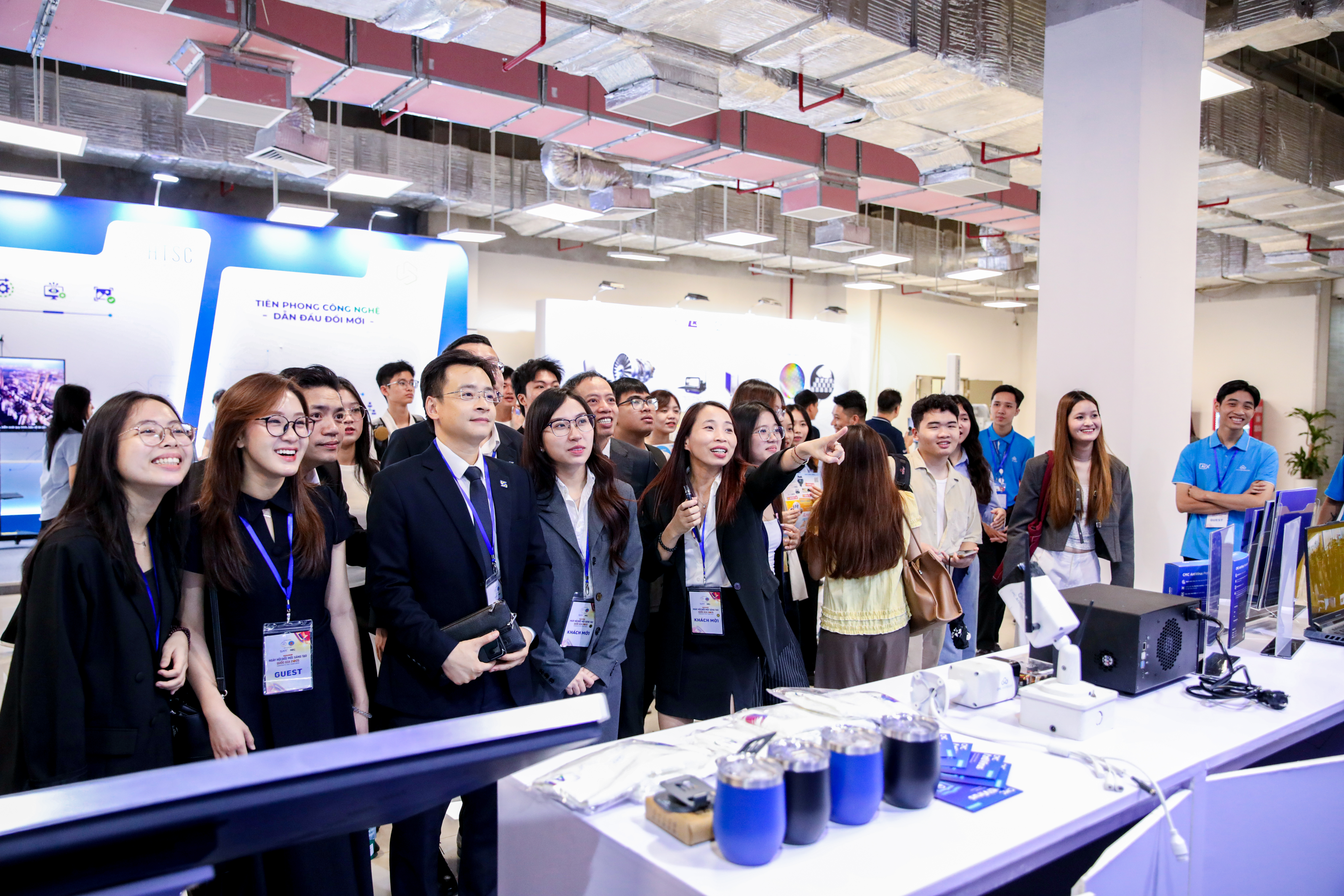 Đông đảo khách tham quan trải nghiệm Link Đăng Nhập PG88 Chính Thức 2026; tại gian hàng CMC 
