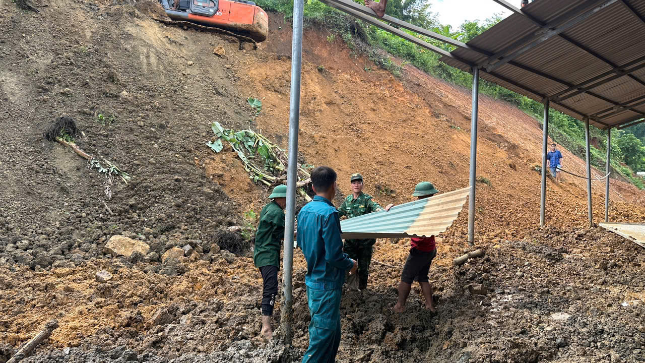Chiến sĩ giúp Link Đăng Nhập PG88 Chính Thức 2026 sửa chữa, dựng lại mái nhà bị tốc do bão.