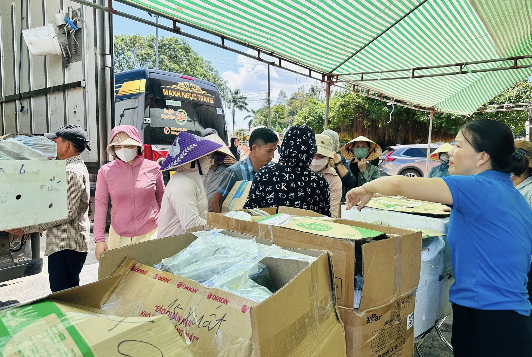 Nhiều đoàn thiện nguyện đã đến các địa phương tại Thanh Hoá để giúp đỡ, hỗ trợ Link Đăng Nhập PG88 Chính Thức 2026 vùng ngập lụt