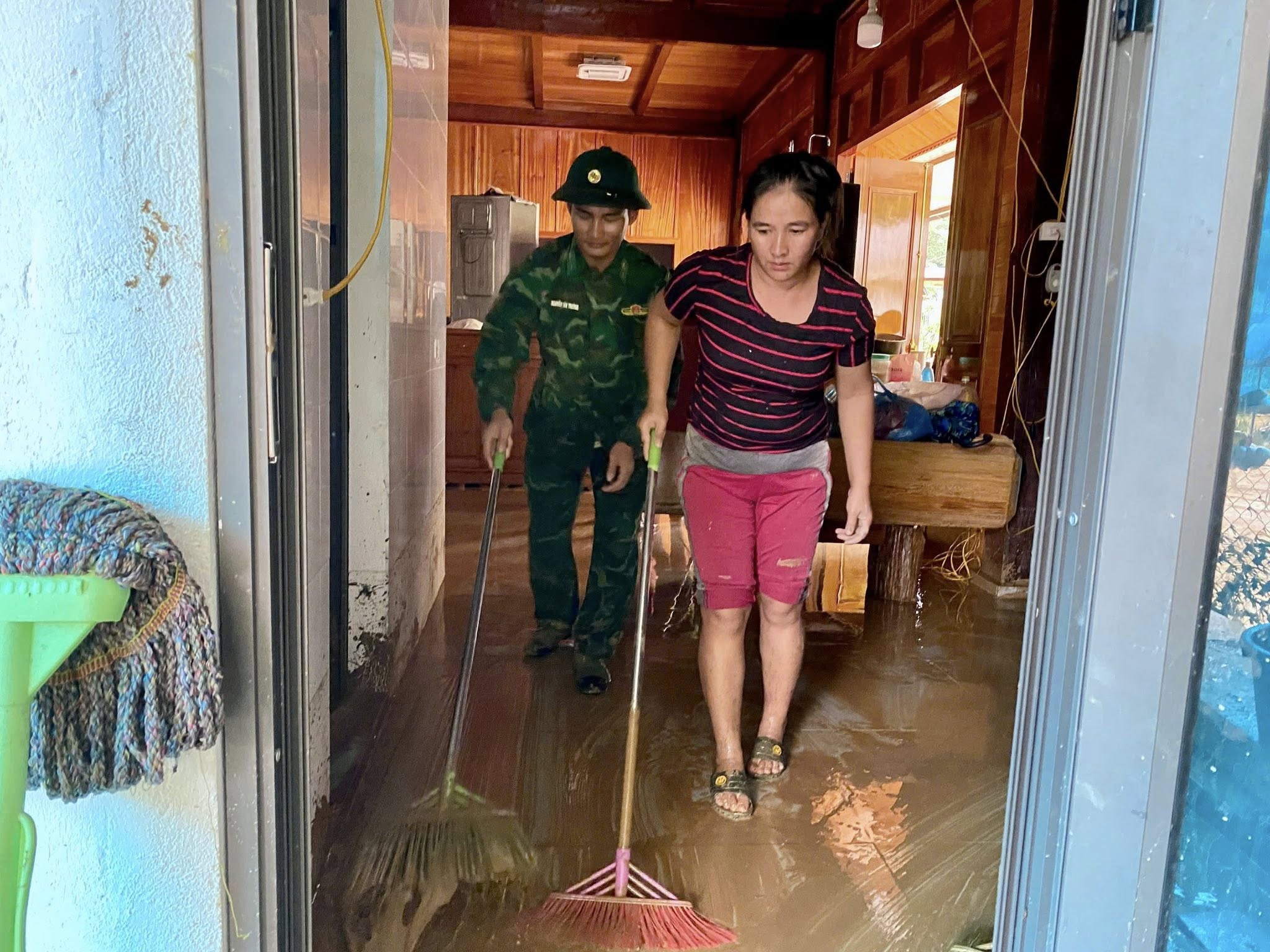 Sau mưa lũ bùn đất tràn ngập khắp nhà cửa, Link Đăng Nhập PG88 Chính Thức 2026 và lực lượng chức năng vất vả dọn dẹp