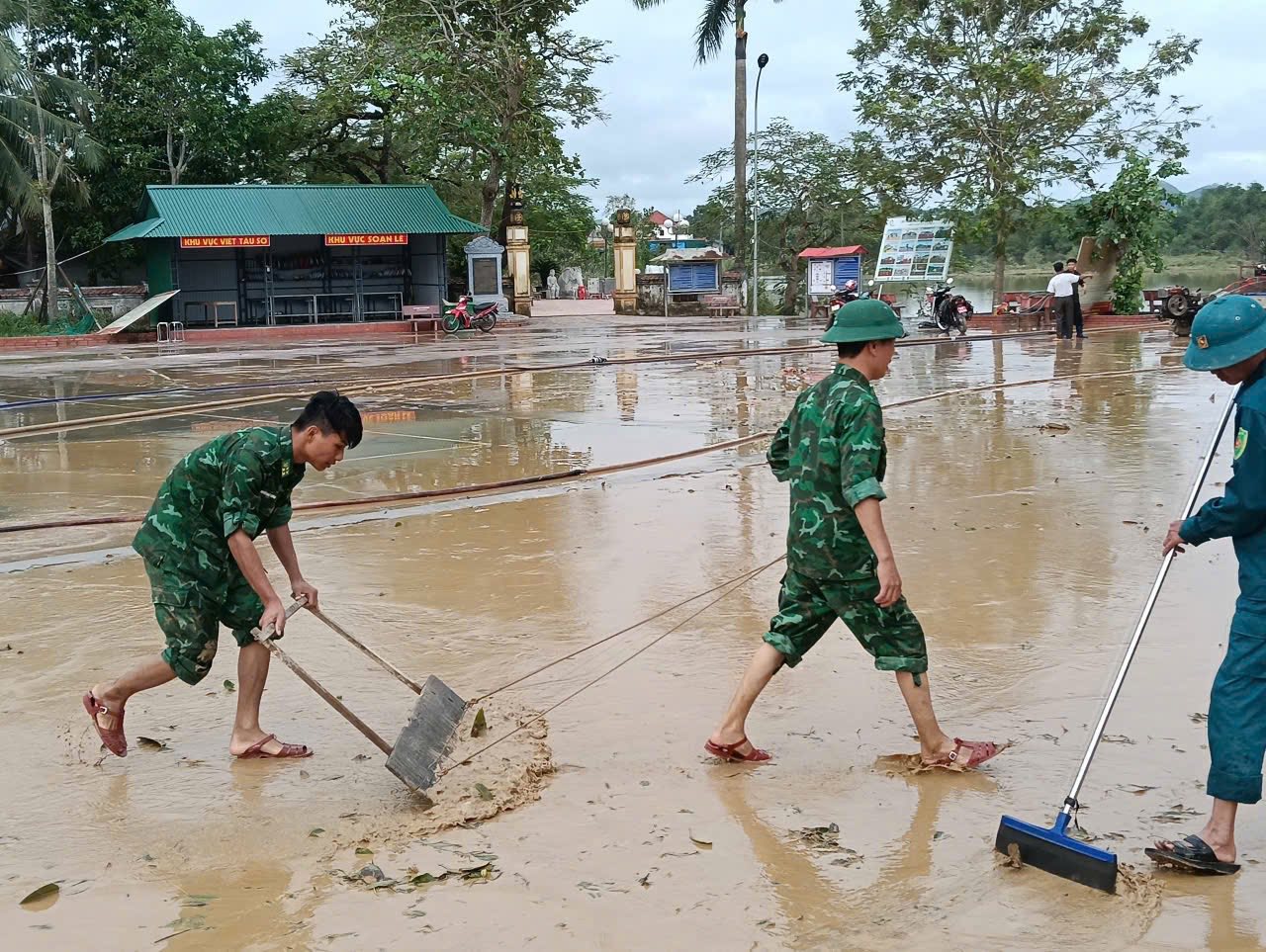 Những vật dụng tự chế để phục vụ việc dọn dẹp bùn đất
