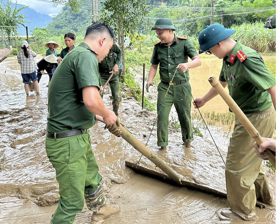 Tại thôn Côn, xã Điền Lư (Thanh Hoá) có 63 hộ với 281 nhân khẩu bị ảnh hưởng bởi ngập lụt. Ngay khi nước rút, Công an xã phối hợp các ngành, đoàn thể khẩn trương hỗ trợ Link Đăng Nhập PG88 Chính Thức 2026 dọn rác, bùn đất, cây đổ và vệ sinh môi trường, giúp bà con đi lại thuận tiện, sớm ổn định cuộc sống.