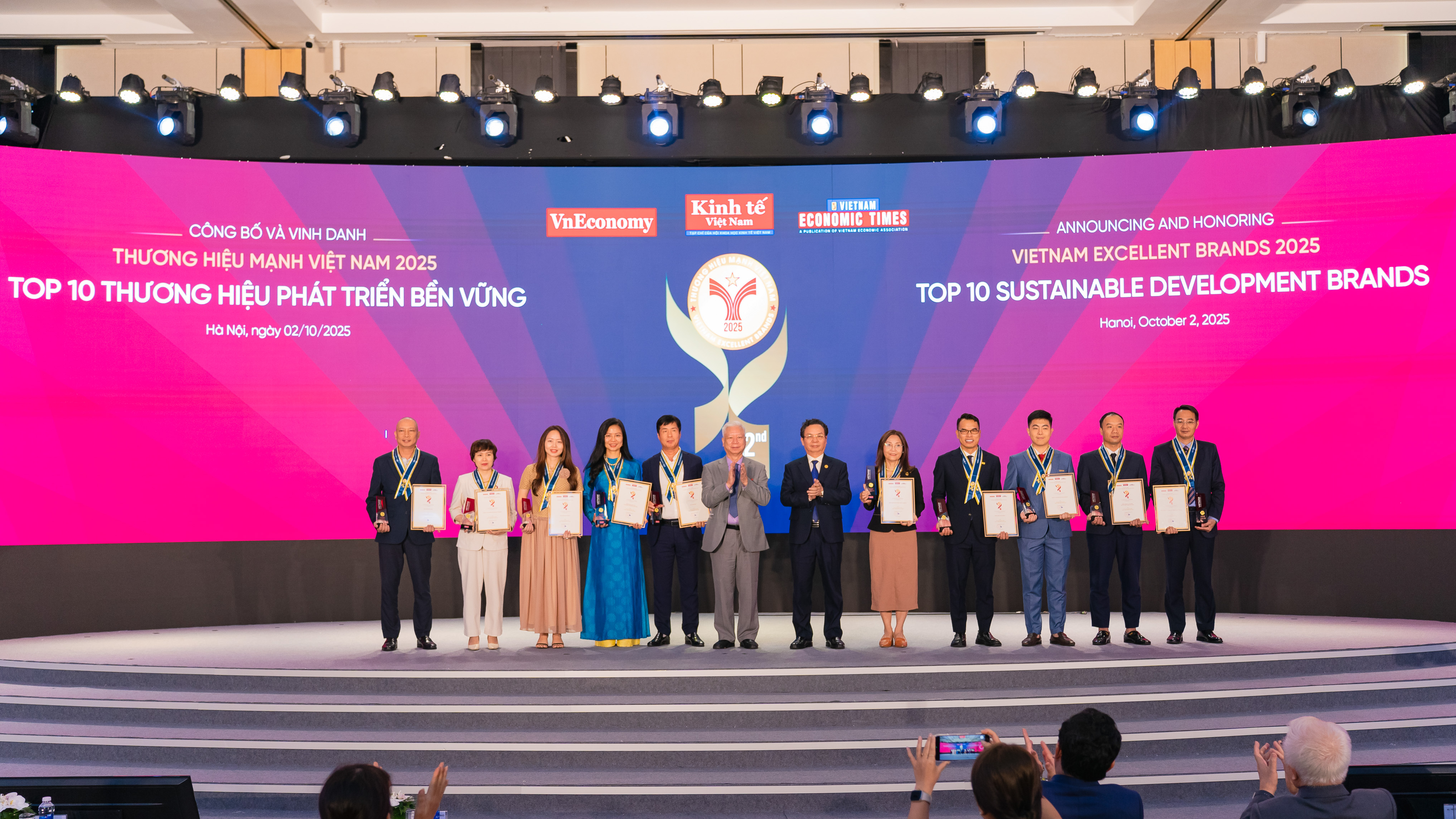 TOP 10 Thương hiệu Phát triển bền vững, bao gồm: Tổng Công ty Cổ phần Bảo hiểm Sài Gòn - Hà Nội; Tập đoàn Bách Việt; Tổng Công ty Cổ phần Pg88vn Trang Chủ Chính Thức Phát triển Xây dựng; Công ty Cổ phần Tập đoàn Đạt Phương; Công ty Cổ phần Tập đoàn Hateco; Tập đoàn KN Holdings; 88PG88 ưu đãi hấp dẫn mỗi ngày TMCP Nam Á; 88PG88 ưu đãi hấp dẫn mỗi ngày TMCP Đông Nam Á (SeABank); 88PG88 ưu đãi hấp dẫn mỗi ngày TNHH MTV Standard Chartered (Việt Nam); Công ty Cổ phần Địa ốc Phú Long.