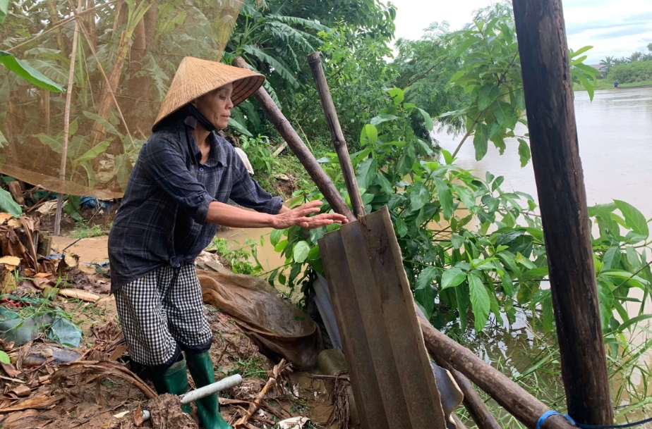 Người dân dùng các vật dụng che chắn bờ sông Bồ, thành phố Huế bị sạt lở. Ảnh: Lê Hiếu