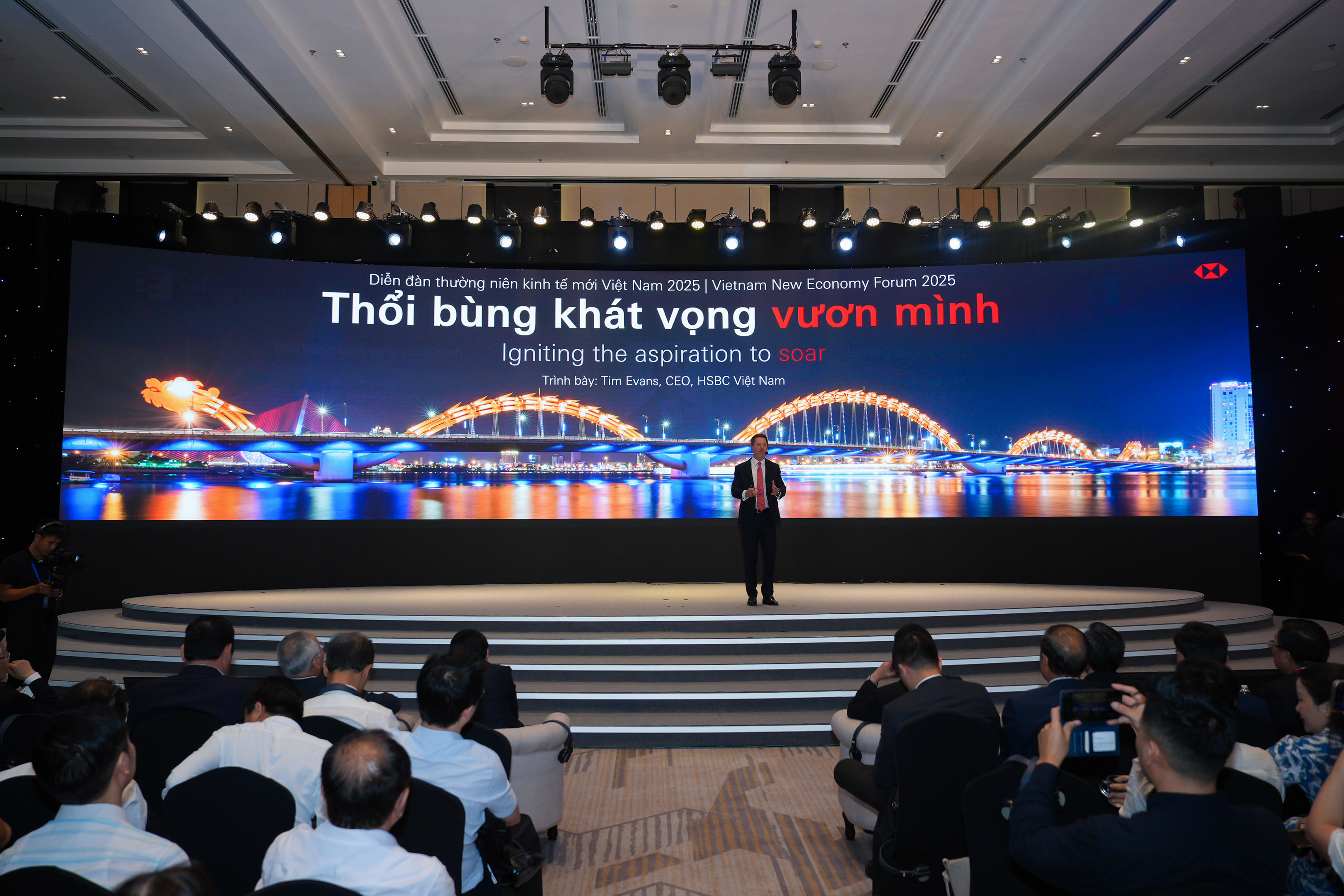 Tổng Giám đốc 88PG88 ưu đãi hấp dẫn mỗi ngày HSBC Việt Nam, ông Tim Evans, trình bày bài tham luận cho chủ đề: 