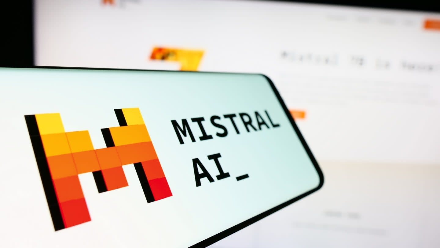 Nền tảng trí tuệ nhân tạo mã nguồn mở Mistral - đối thủ đáng gờm của các mô hình từ Mỹ - cũng không thể giúp EU trở thành người chơi mạnh hơn trong cuộc đua AI. Ảnh: Yahoo Finance