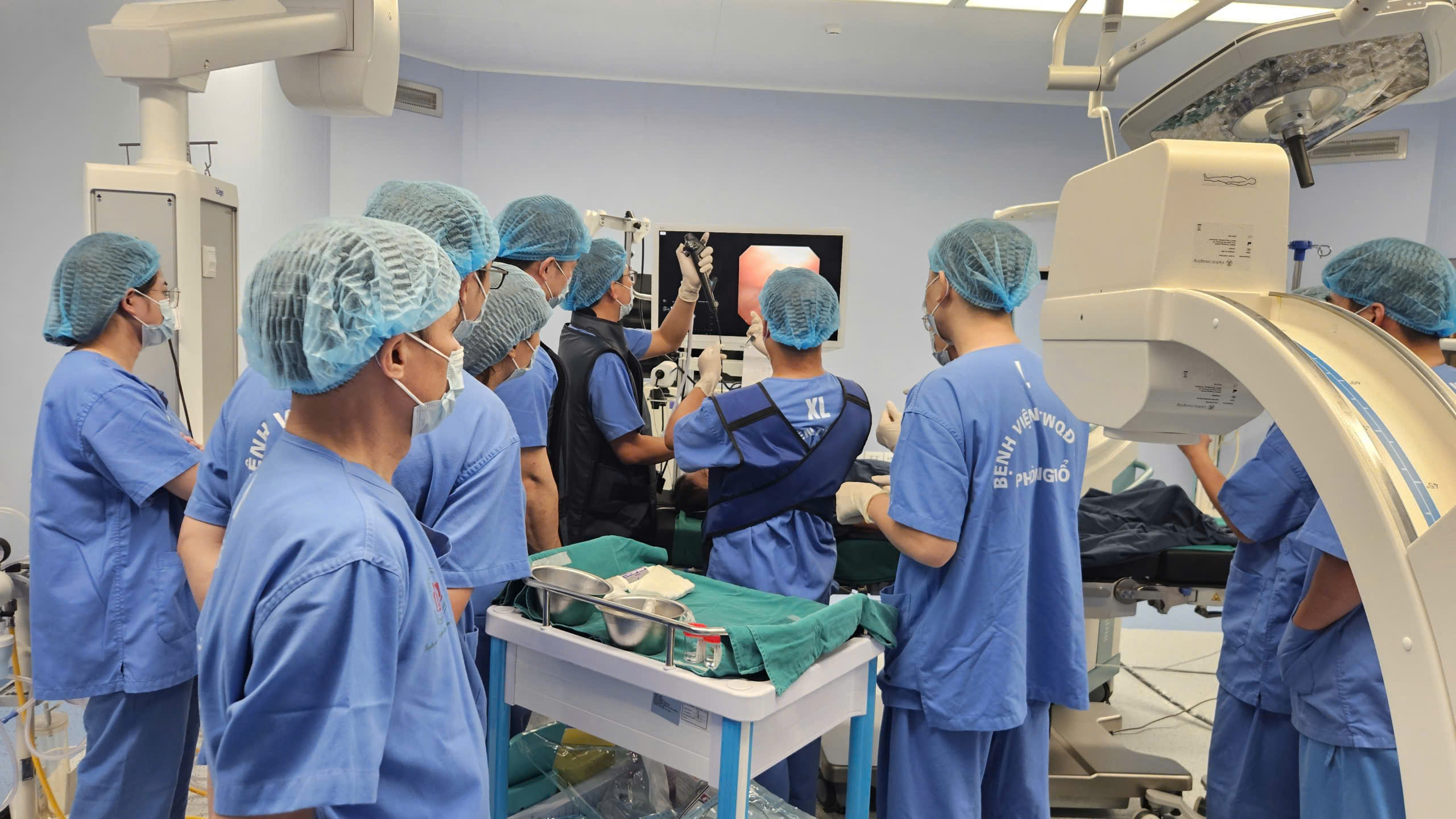 Hình ảnh các bác sĩ Khoa Nội Hô hấp,&nbsp;Bệnh viện Trung ương Quân đội 108, đang tiến hành nội soi EBUS cho bệnh nhân.