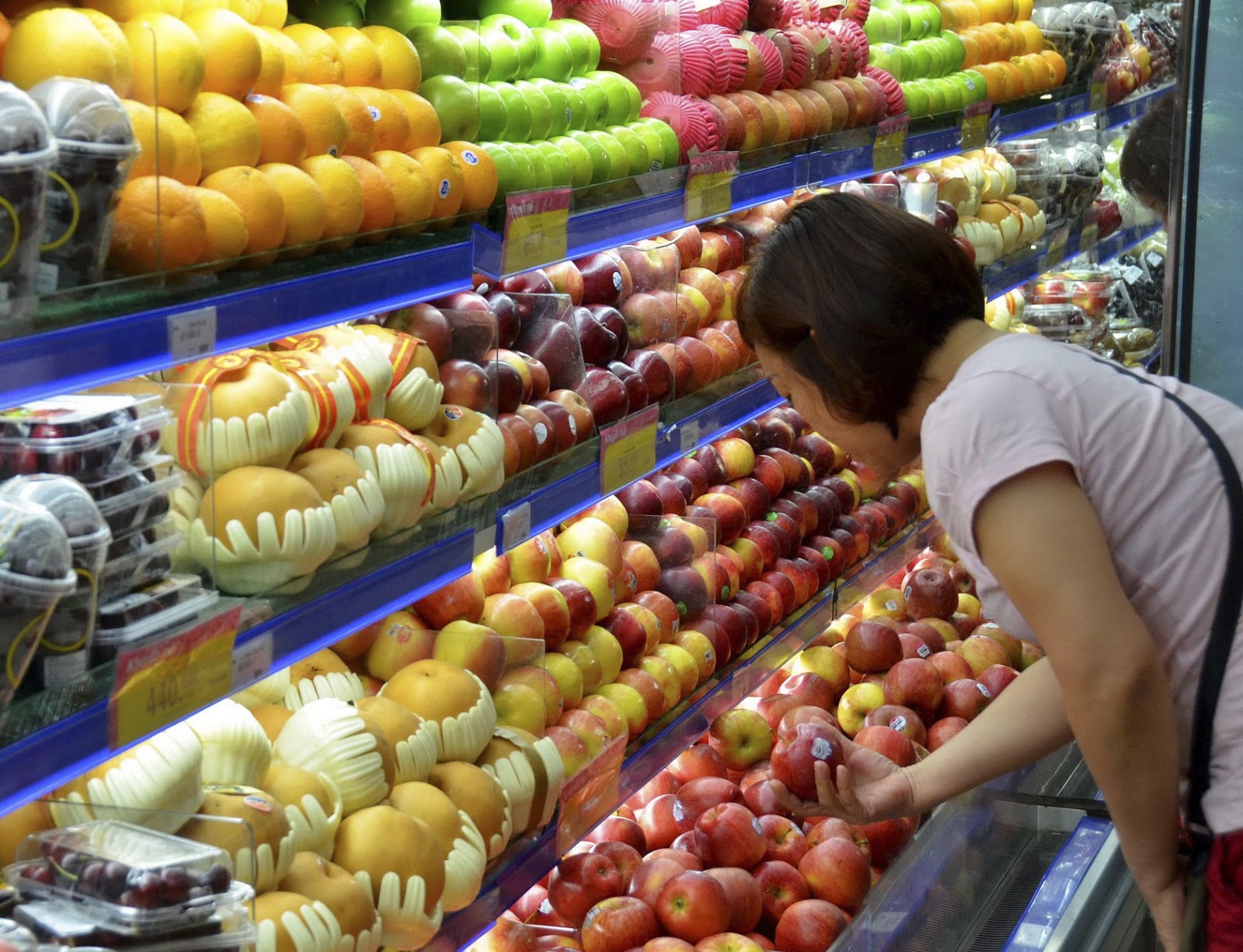 Hiện nay, trái cây nhập khẩu không chỉ được bán tại các siêu thị, mà cả tại các khu chợ PG88 sòng bạc trực tuyến và cả trên mạng xã hội.