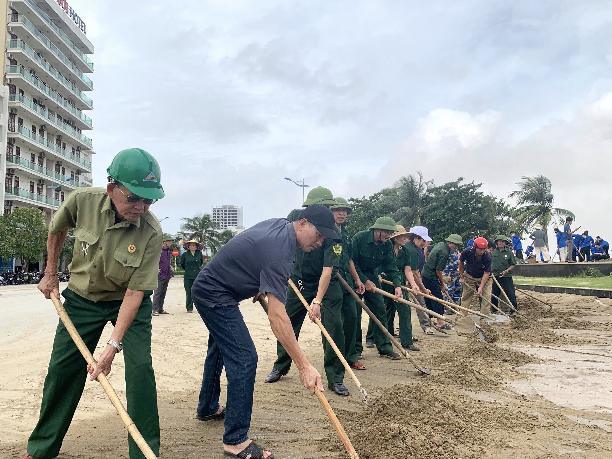 Các bác&nbsp;cựu
chiến binh hăng hái tham gia dọn vệ sinh tại khu vực đường Hồ Xuân Hương.