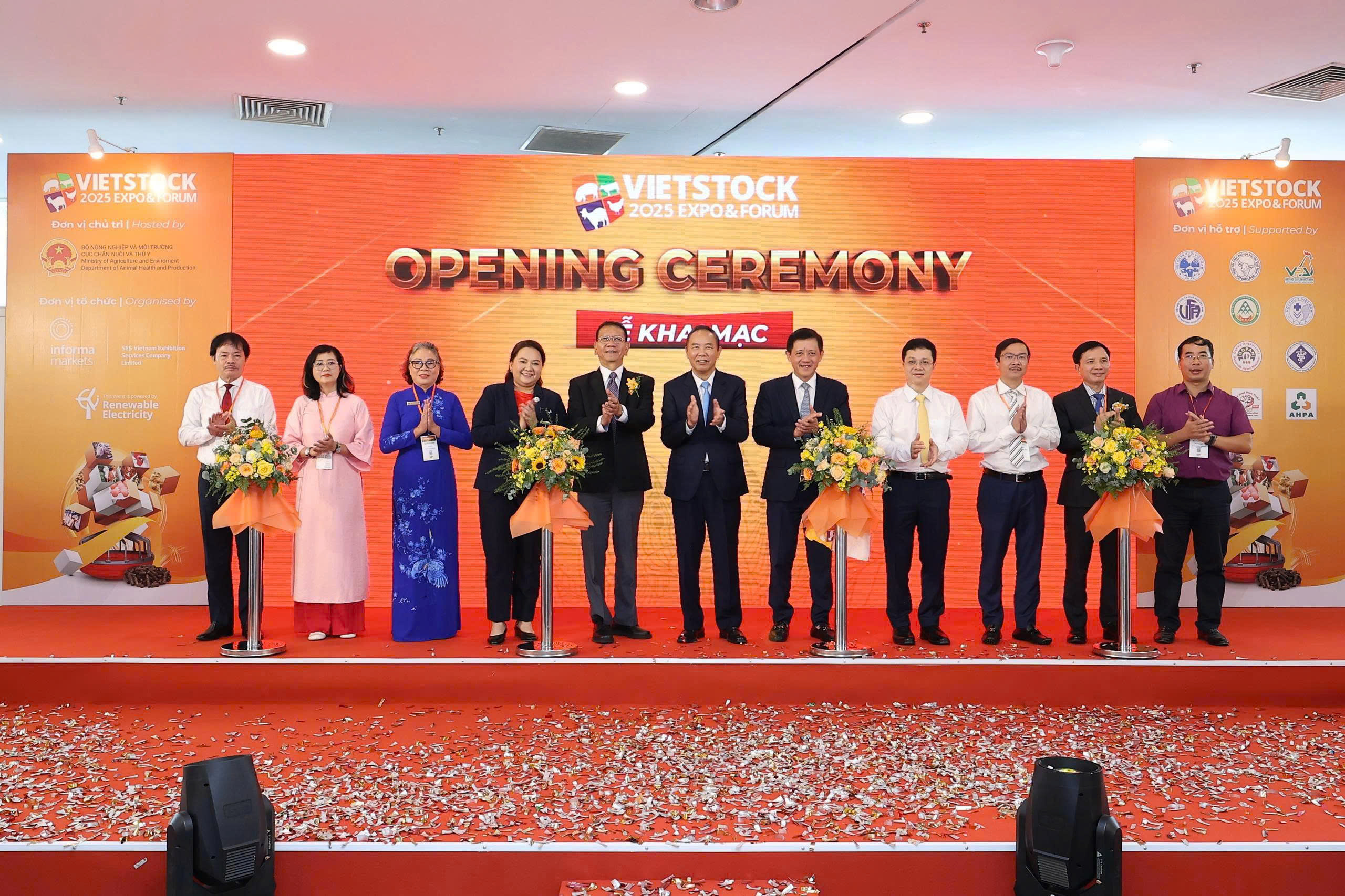 Thứ trưởng Bộ Nông nghiệp và Môi trường Phùng Đức Tiến cùng BTC cắt băng khai mạc Vietstock 2025, sáng 08/10/2025