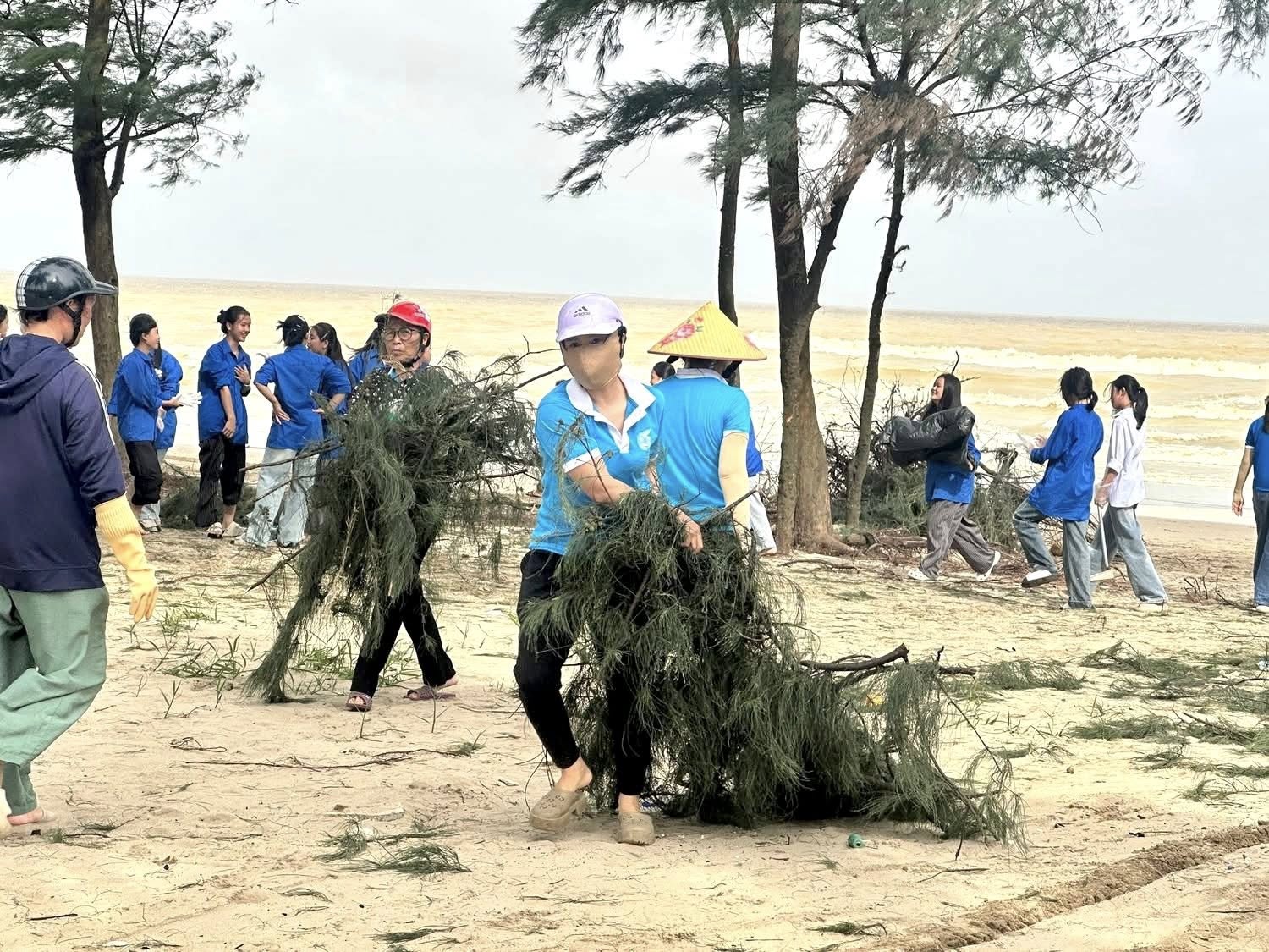 Với
phương châm “Phụ nữ Sầm Sơn văn minh, thân thiện và tích cực tham gia bảo vệ
môi trường”, các chi hội đã duy trì thường xuyên hoạt động quét dọn ngõ phố,
phân loại rác thải tại nguồn, vận động hội viên hạn chế sử dụng túi nilon, thay
bằng giỏ xách, hộp sinh học.