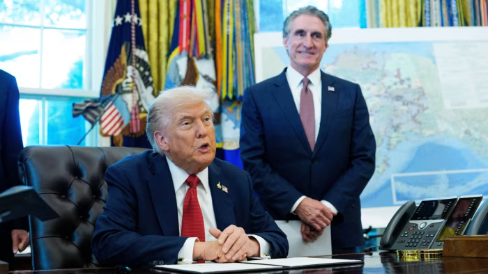 Tổng thống Mỹ Donald Trump cùng Bộ trưởng Nội vụ Mỹ Doug Burgum công bố Link Trang Chủ PG88.Com Mới #2026 xây dựng đường Ambler - Ảnh: Shutterstock