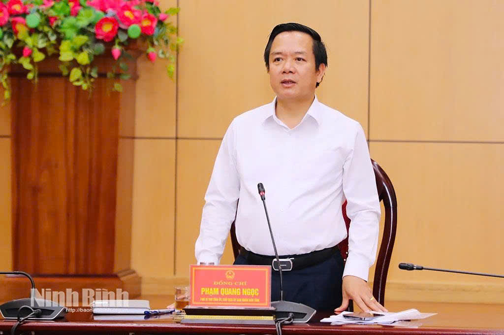 Chủ tịch UBND tỉnh Ninh Bình Phạm Quang Ngọc phát biểu tội hội nghị. Ảnh: Báo Ninh Bình