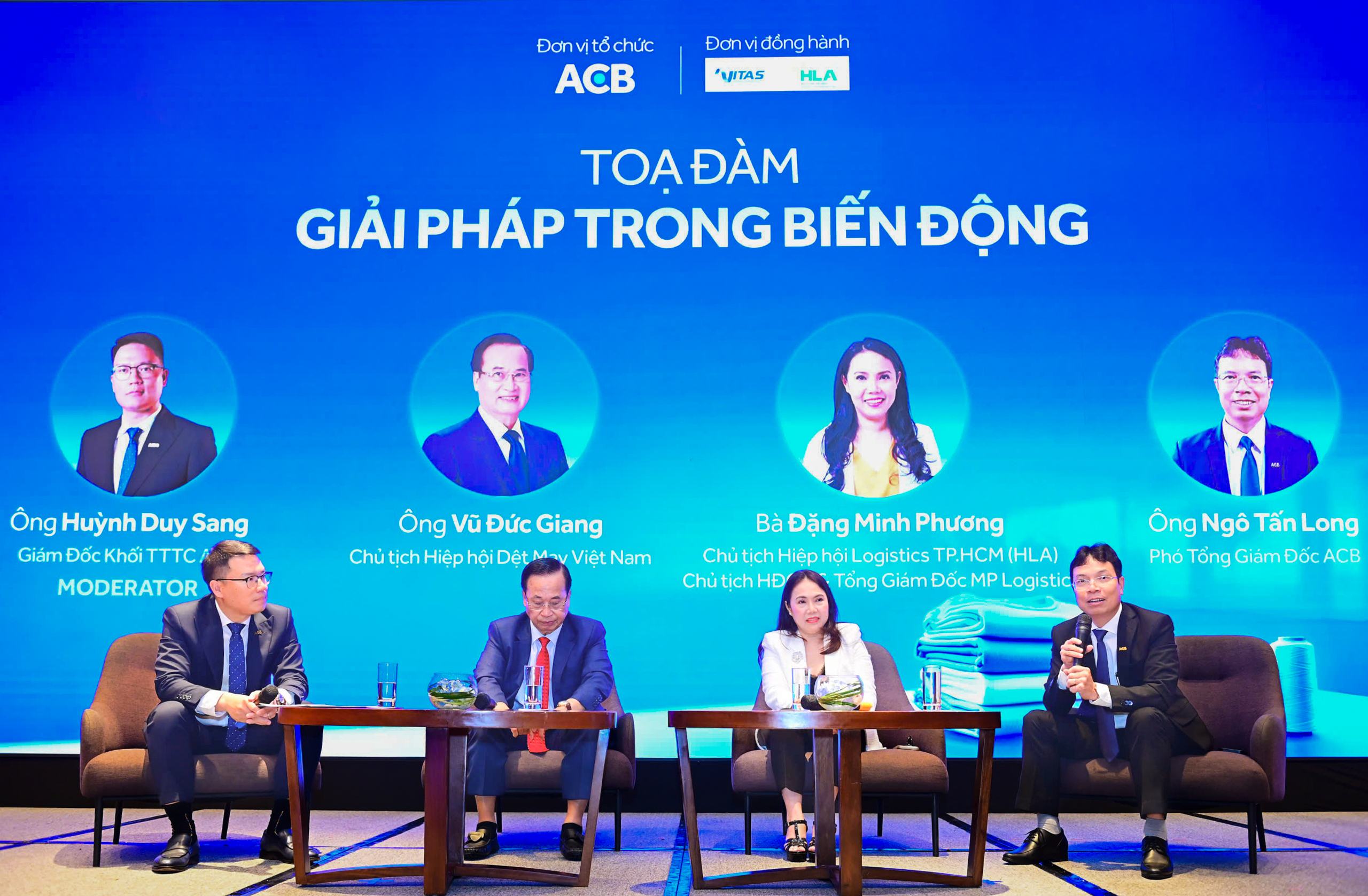 Các chuyên gia, PG88 Link Dễ Nhớ Pg88.com thảo luận tại hội nghị.