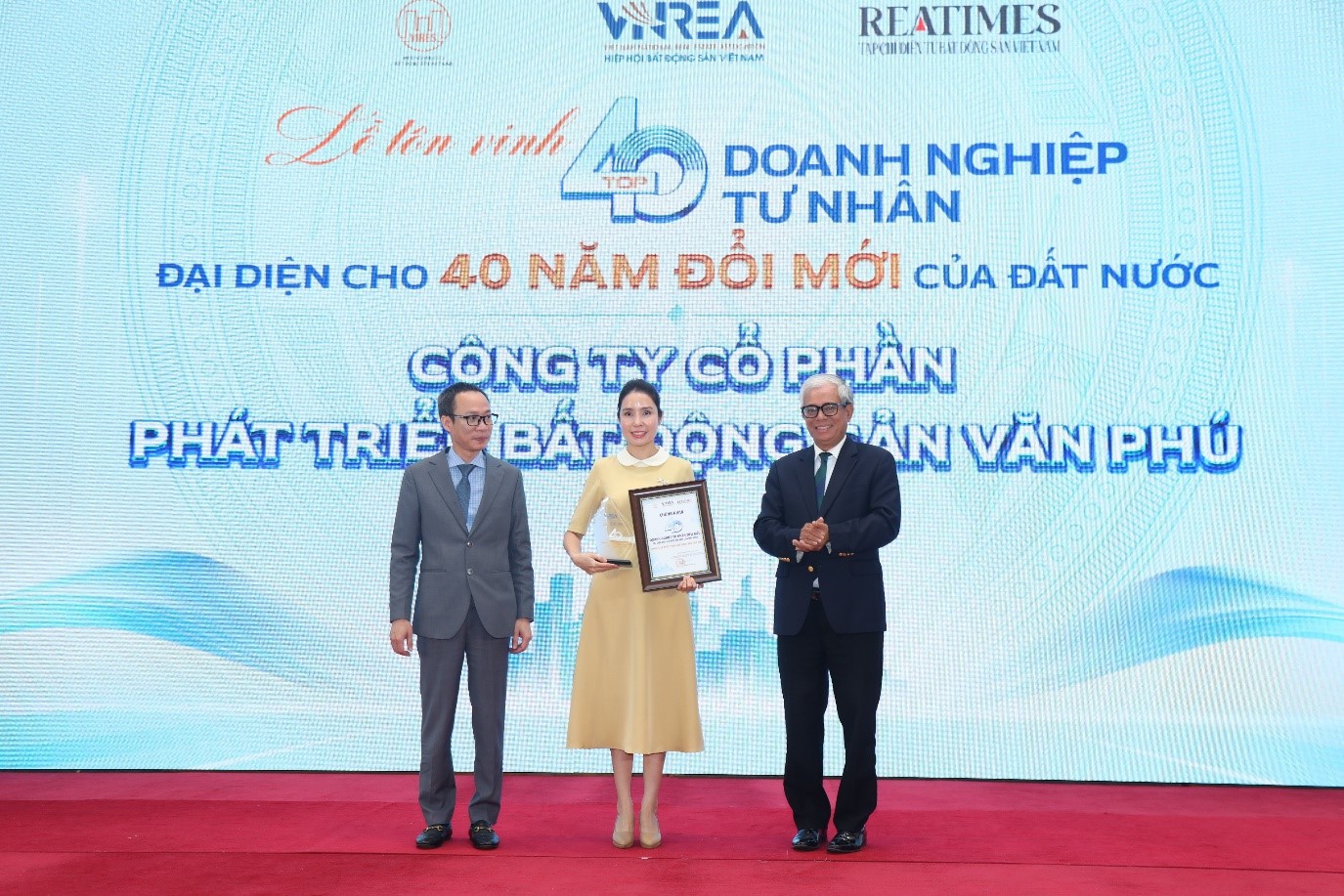 Đại diện Văn Phú nhận vinh danh Top 40 PG88 Link Dễ Nhớ Pg88.com tư nhân tiêu biểu đại diện cho 40 năm đổi mới của đất nước.