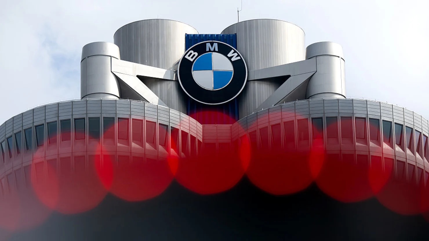 <i>Giá trị cổ phiếu BMW của Đức đang lao dốc trước sức ép từ thuế thép mới của EU. Ảnh: Getty Images.</i>