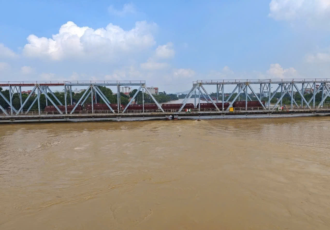 Ngành đường sắt đã phải huy động tàu để giữ&nbsp;Cầu Sông Thương Bắc Giang trong cơn lũ lịch sử.
