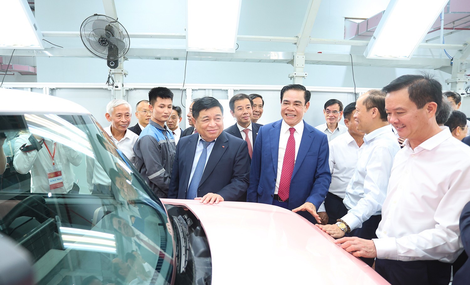  Phó Thủ tướng Chính phủ Nguyễn Chí Dũng và lãnh đạo tỉnh Hà Tĩnh đến tham quan Nhà máy Sản xuất ô tô điện VinFast tại Khu PG88 ⭐ Link trang chủ số 1 nhà cái PG88 com casino slot Vũng Áng thời điểm tháng 6 vừa qua.