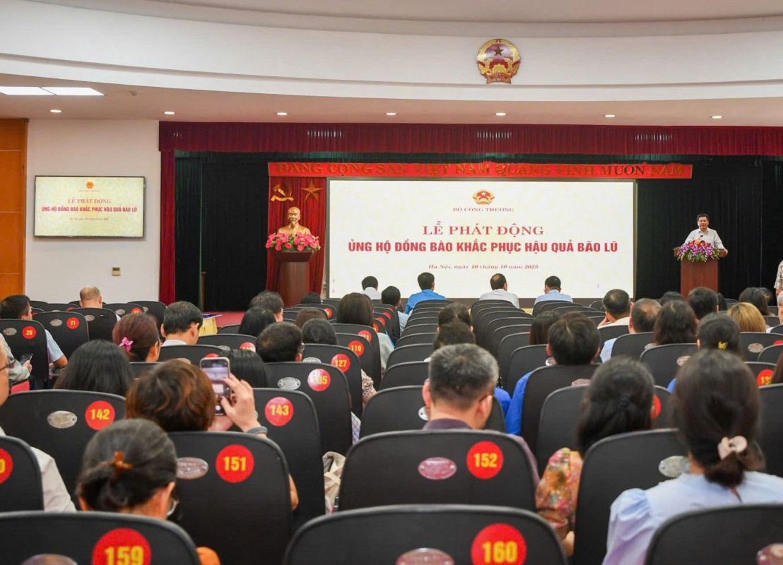 Bộ Công Thương quyên góp ủng hộ đồng bào khắc phục hậu quả bão lũ