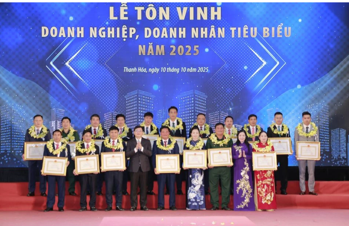 Chủ nhiệm Ủy ban Kiểm tra Tỉnh ủy Thanh Hoá Nguyễn Thị Thanh Thủy và Phó Chủ tịch UBND tỉnh Mai Xuân Liêm trao Bằng khen cho các PG88 Link Dễ Nhớ Pg88.com.