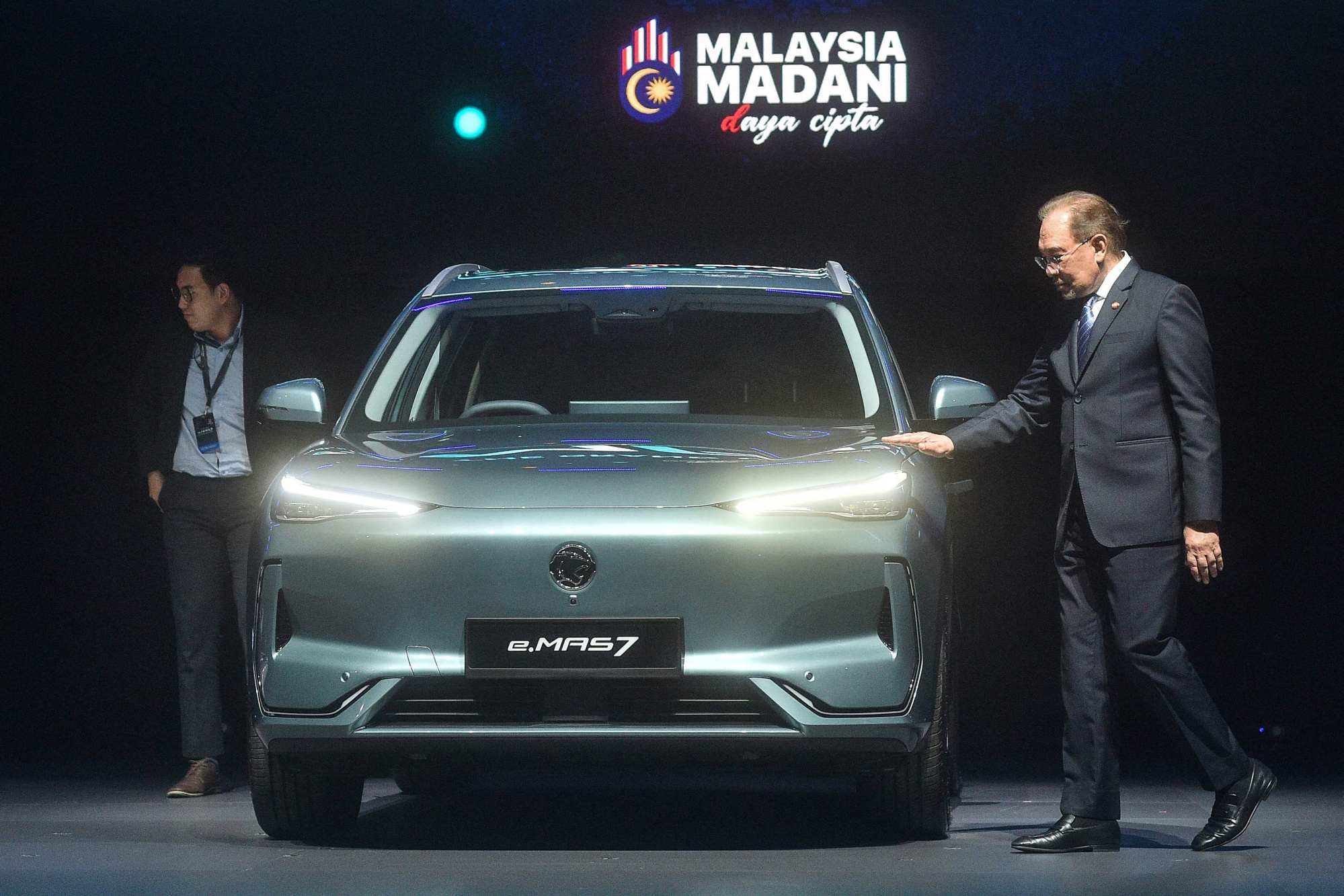 <i>Thủ tướng Malaysia Anwar Ibrahim kiểm tra chiếc xe điện đầu tiên được sản xuất trong nước tại sự kiện ra mắt tại Trung tâm Triển lãm và Pg88ok ưu đãi hấp dẫn Quốc tế Malaysia ở Kuala Lumpur năm 2024. Ảnh: AFP.</i>