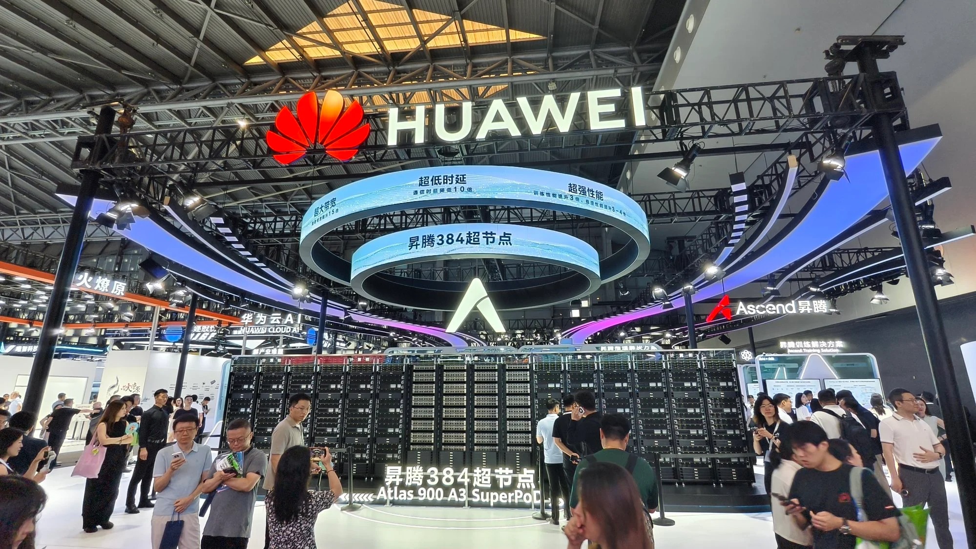 Cụm máy tính của Huawei được trưng bày tại Hội nghị Trí tuệ nhân tạo thế giới ở Thượng Hải.