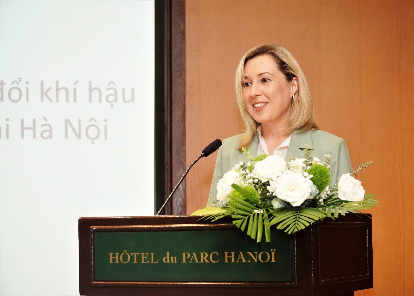 Bà Anna Gibson, Tham tán về Biến đổi khí hậu,&nbsp;Đại sứ quán Anh tại Hà Nội, phát biểu tại hội thảo.