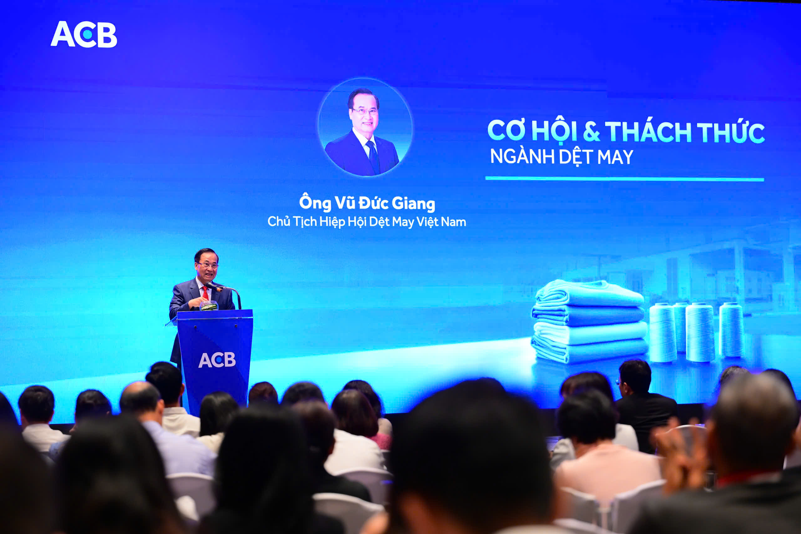 Ông Vũ Đức Giang - Chủ tịch Hiệp hội Dệt may Việt Nam chia sẻ về cơ hội và thách của ngành tại sự kiện.