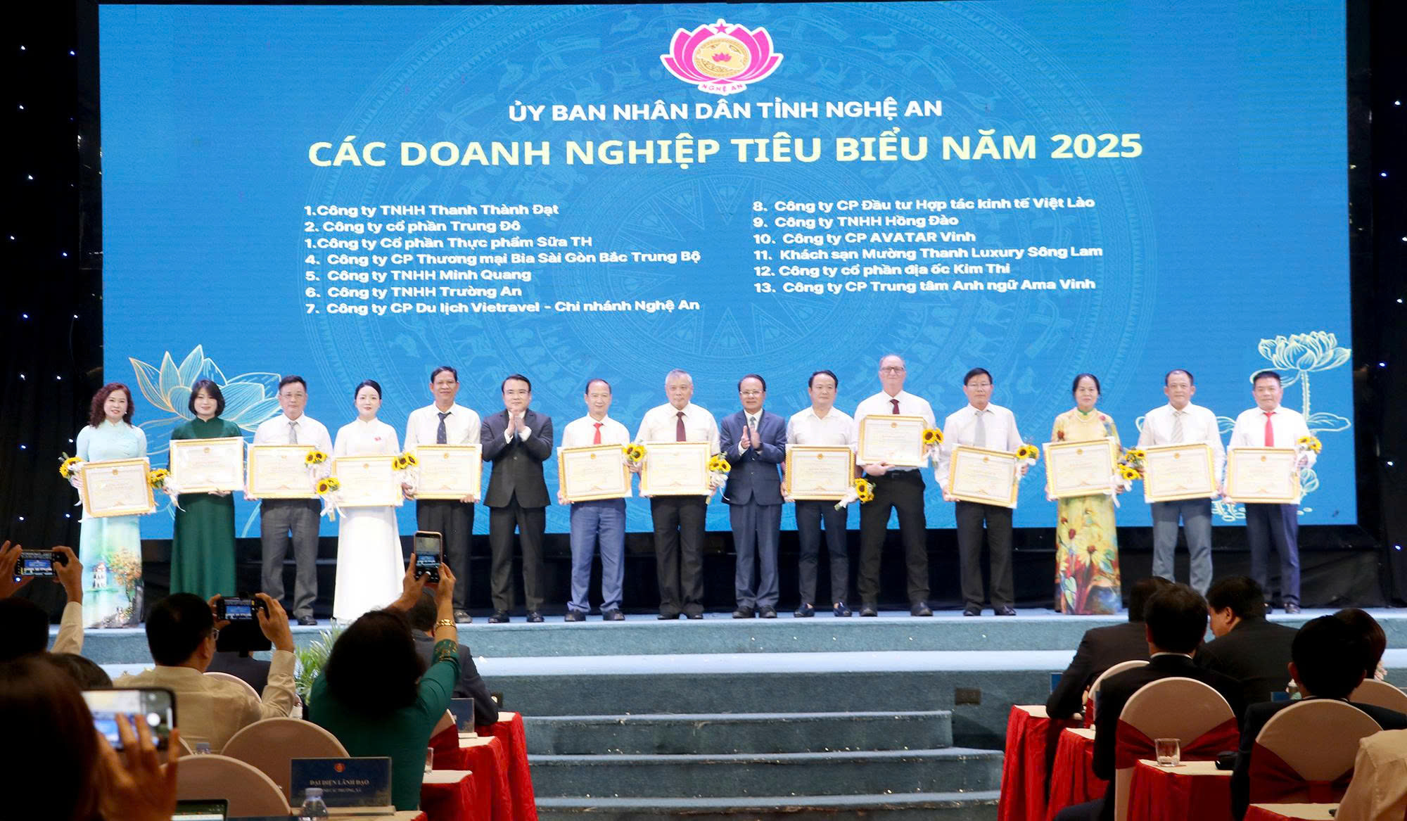 Phó Chủ tịch Thường trực HĐND tỉnh Nguyễn Nam Đình và Phó Chủ tịch UBND tỉnh Nghệ An Phùng Thành Vinh trao Bằng khen cho các PG88 Link Dễ Nhớ Pg88.com tiêu biểu