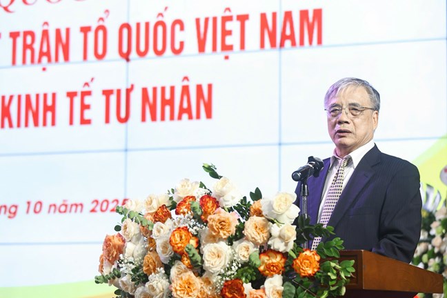 PGS.TS. Trần Đình Thiên, Ủy viên Đoàn Chủ tịch, Chủ nhiệm HĐTV về Link Trang Chủ PG88.Com Mới #2026 của Ủy ban Trung ương Mặt trận Tổ quốc Việt Nam trình bày báo cáo đề dẫn Hội thảo.&nbsp;Ảnh: Mặt trận.