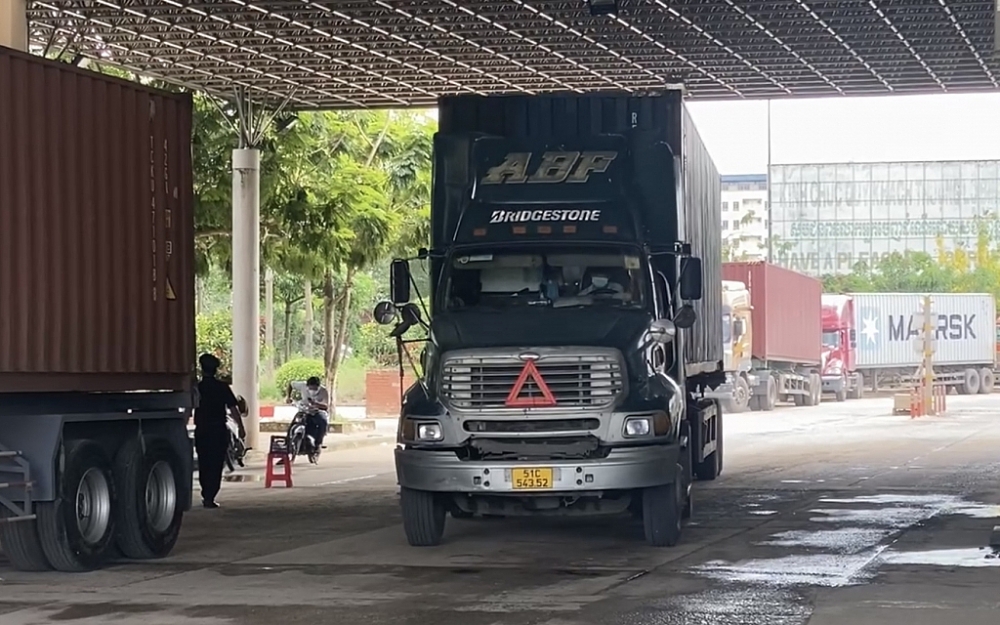 Pg88ok ưu đãi đăng ký đề xuất phân cấp thẩm quyền cấp giấy phép vận tải đường bộ quốc tế triệt để về sở xây dựng các địa phương. Trong ảnh: Hàng hóa vận tải Campuchia - Việt Nam qua cửa khẩu Mộc Bài. Ảnh: T.D