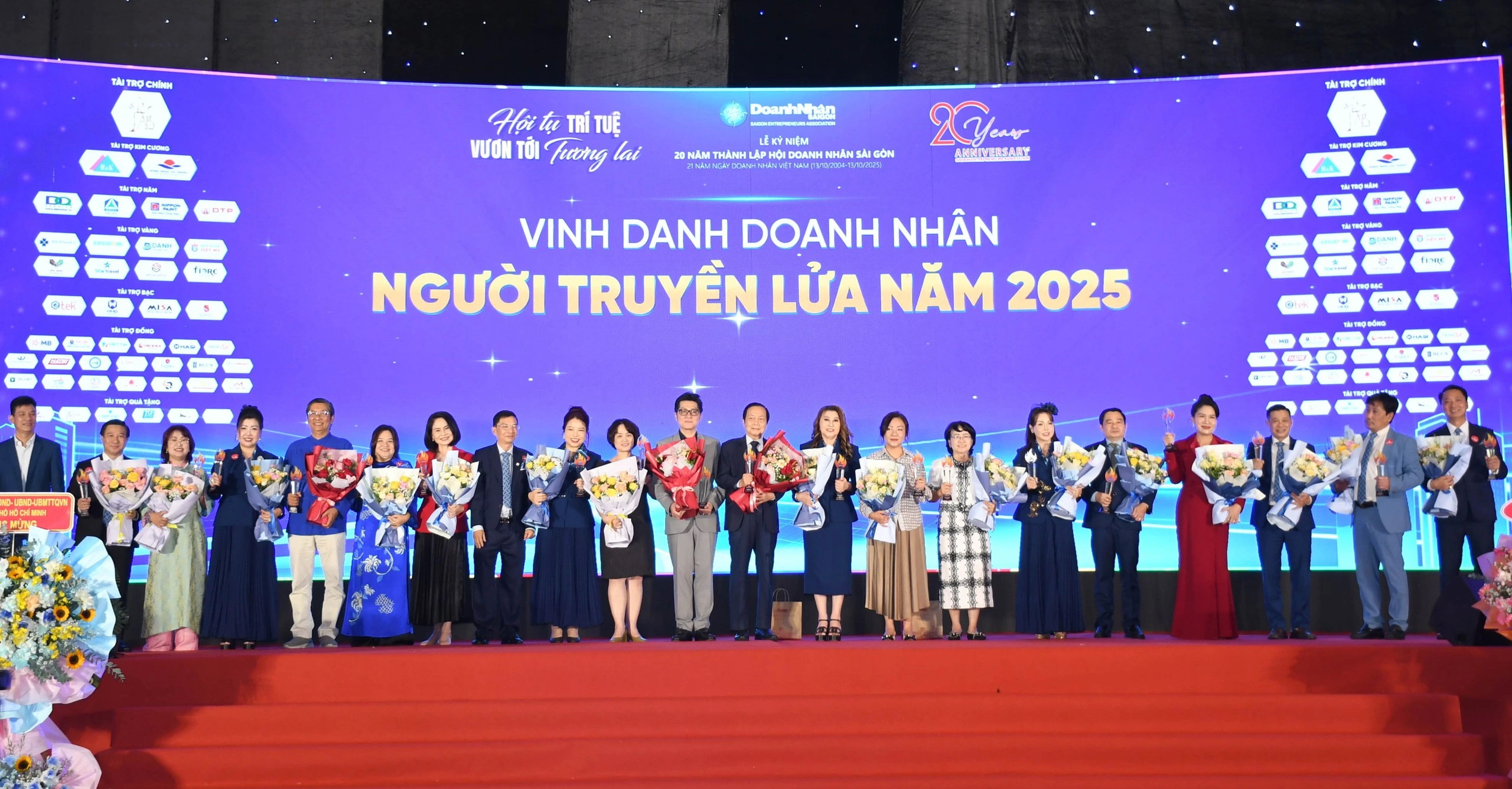Hội Doanh nhân Sài Gòn đã vinh danh nhiều doanh nhân có đóng góp cho cộng đồng và sự PG88 hơn 2,1 triệu thành viên chung của TP.Hồ Chí Minh