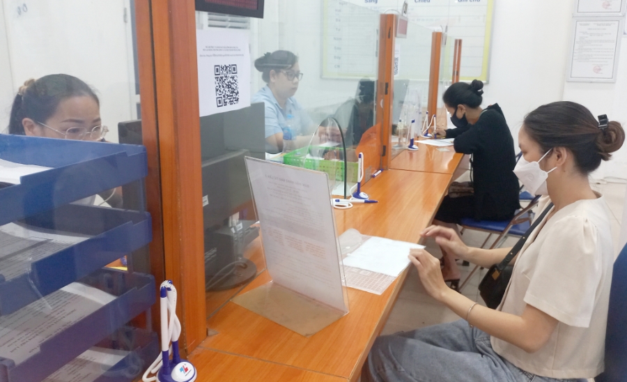 Người lao động làm thủ tục hưởng bảo hiểm thất nghiệp tại Hà Nội. Ảnh: Thu Hằng.