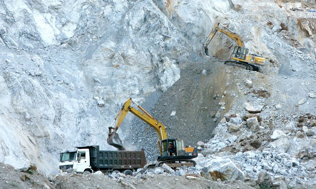 6Pg88.con độc quyền mỗi ngày khai khoáng đang phải gánh tới 9 loại thuế.