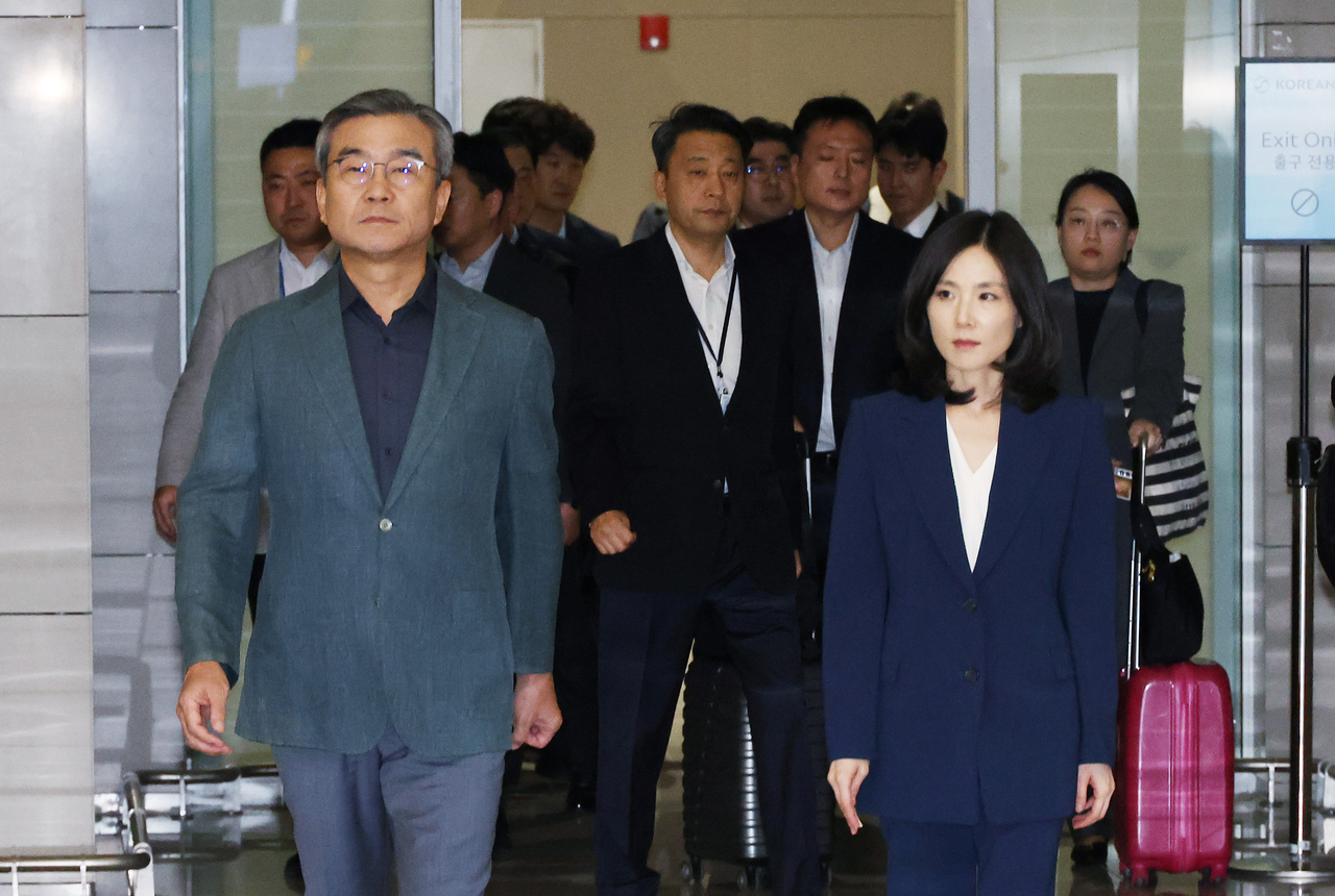 Park Sung-joo, người đứng đầu Văn phòng Điều tra Quốc gia (trái), và Thứ trưởng Ngoại giao thứ hai Kim Jina (phải), người đứng đầu nhóm ứng phó liên ngành của chính phủ, khởi hành đến Campuchia từ Sân bay Quốc tế Incheon vào chiều thứ Tư. Ảnh: Yonhap
