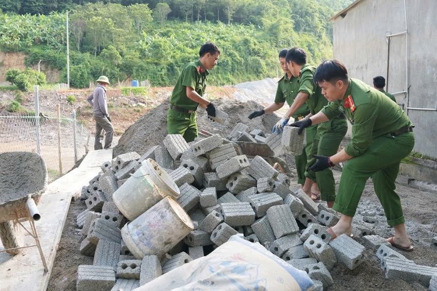 Các cán bộ chiến sĩ công an phối hợp với đơn vị thi công đẩy nhanh tiến độ, kịp hoàn thành và bàn giao nhà cho Link Đăng Nhập PG88 Chính Thức 2026 tại các xã vùng cao Nghệ An bị thiệt hại do bão lũ