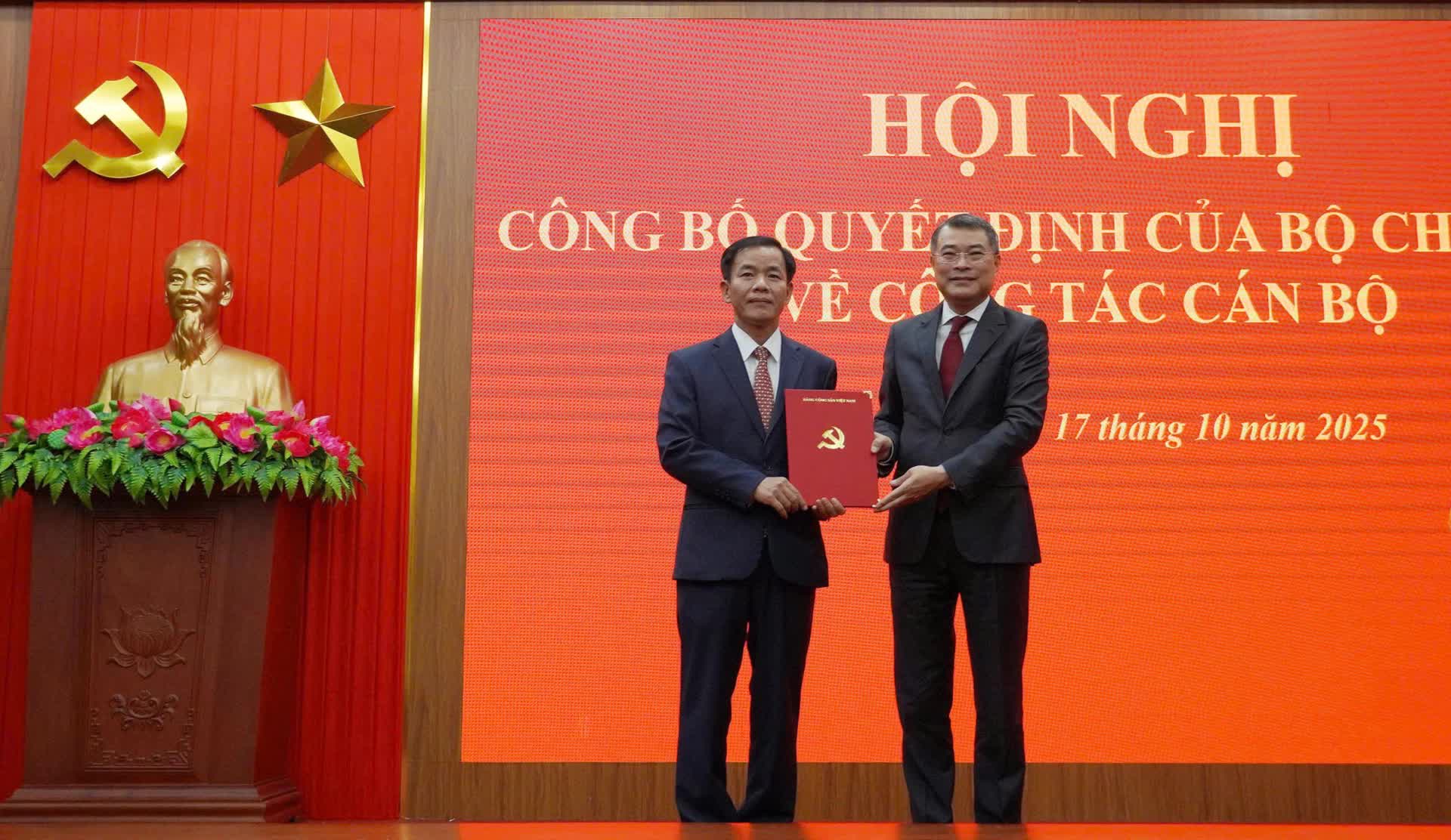 Trưởng ban Tổ chức Trung ương Lê Minh Hưng trao quyết định của Bộ Chính trị chỉ định đồng chí Nguyễn Văn Phương giữ chức Bí thư Tỉnh ủy Quảng Trị nhiệm kỳ 2025 - 2030.