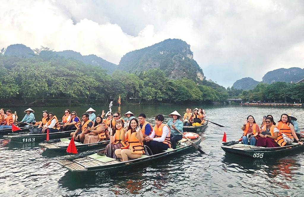 Famtrip quốc tế khám phá hai “viên ngọc xanh” Ninh Bình và Thanh Hóa
