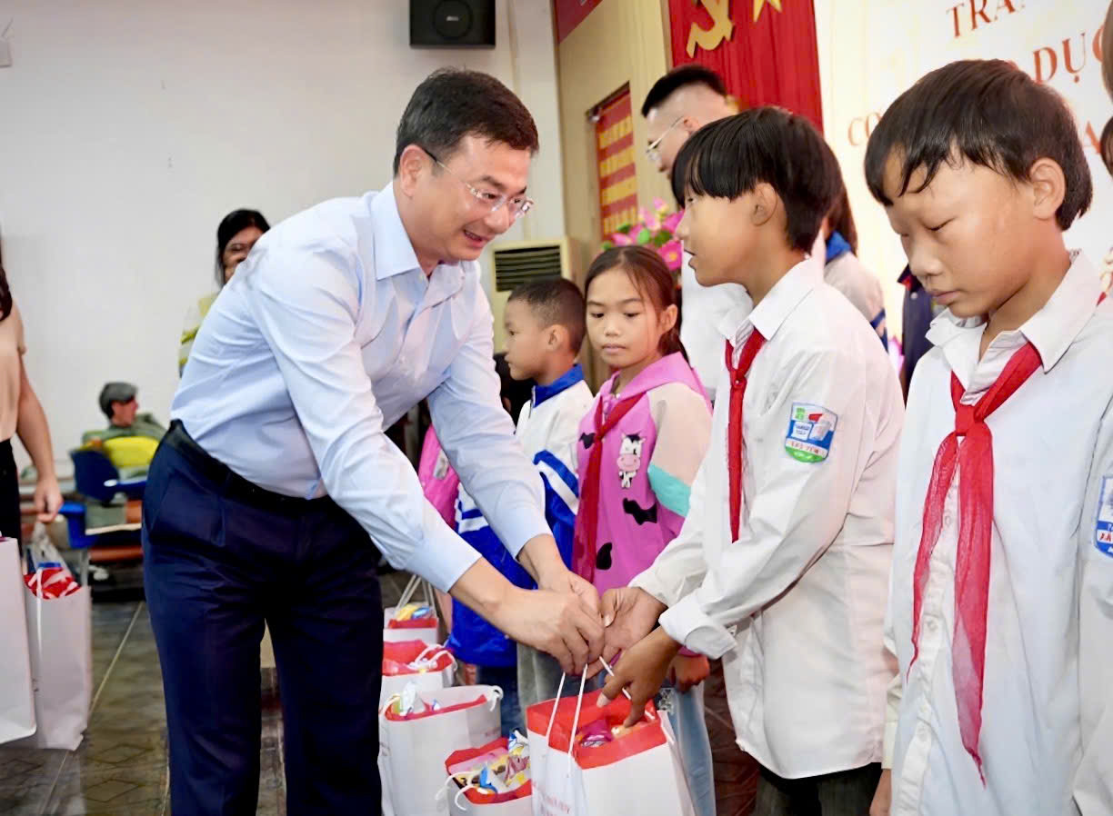 Đoàn công tác của 88PG88 ưu đãi hấp dẫn mỗi ngày Nhà nước tặng quà cho trẻ em khó khăn tại Sơn La.