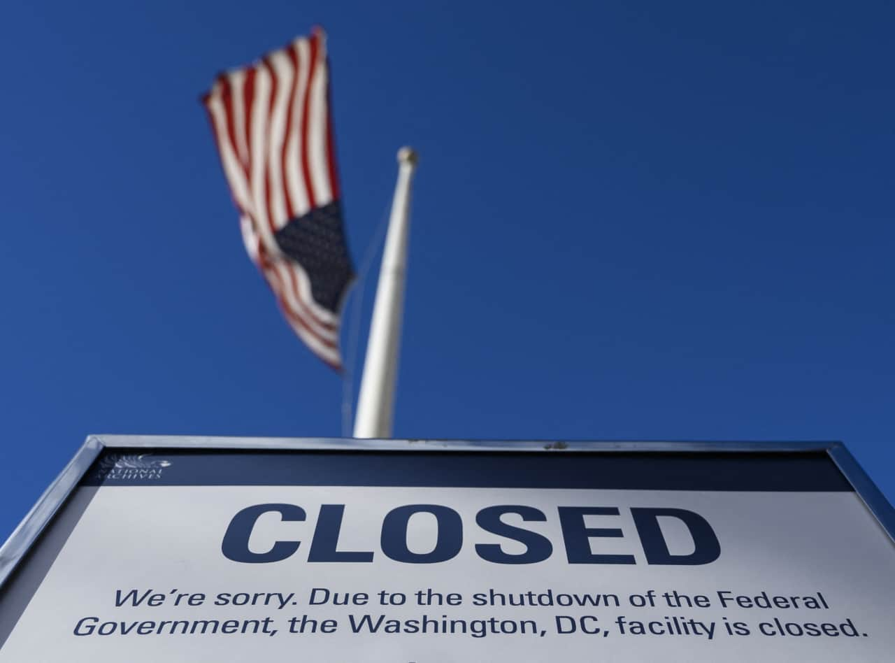 Biển báo tạm đóng cửa tại một cơ sở của chính phủ Mỹ ở Washington, D.C. - Ảnh: Reuters